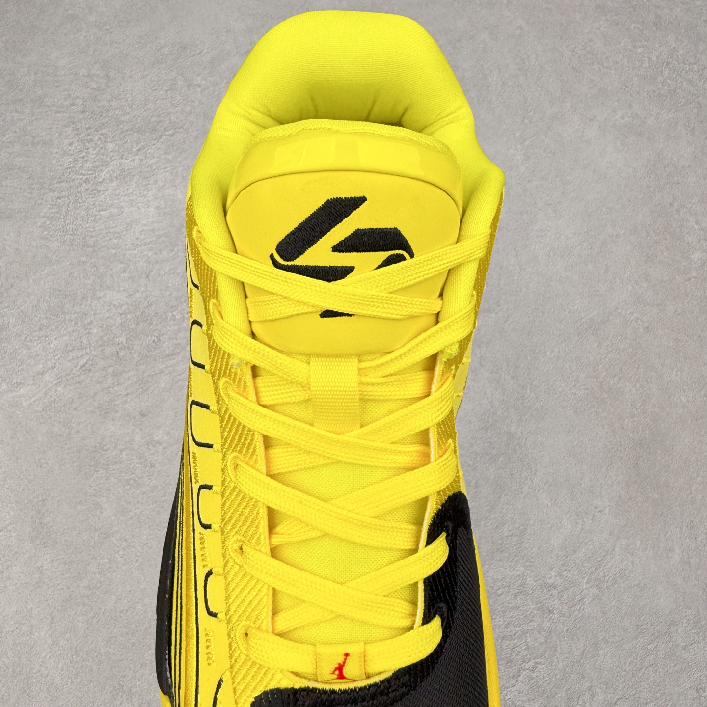 图片[5]-Jordan Luka 4 卢卡东契奇签名实战舒适时尚减震防滑低帮篮球鞋 HF0824 首先，中底方面，在保持全掌 Cushlon 3.0 的基础上，首次在前掌加入了一块 Zoom Air 气垫，进一步提升响应反馈。除此之外，作为每一代 Luka 签名鞋都会拥有的标志性科技，IsoPlate 本次也进行优化，为东契奇在赛场上摆脱防守、寻求突破空间、施展拿手的后撤步，提供了可靠的稳定保障。鞋面采用从 Luka 1 升级而来的 Flightwire 技术，在保证球鞋透气性的同时，在关键部位进行线条支撑补强，给予双脚更加扎实的包裹。除此之外，外底也采用全新科技，相比我们熟悉的 XDR 橡胶，在保持出色耐用性与抓地力的同时，重量更轻。后跟部位的立体盾型位置，点缀有同样呼应斯洛文尼亚国徽的三颗星星。加之鞋舌部位，在类似斑驳质感的皮料上，刺绣有醒目的东契奇个人 Logo 刺绣，突显个人签名鞋的专属身份。尺码：40 40.5 41 42 42.5 43 44 44.5 45 46-选品中心