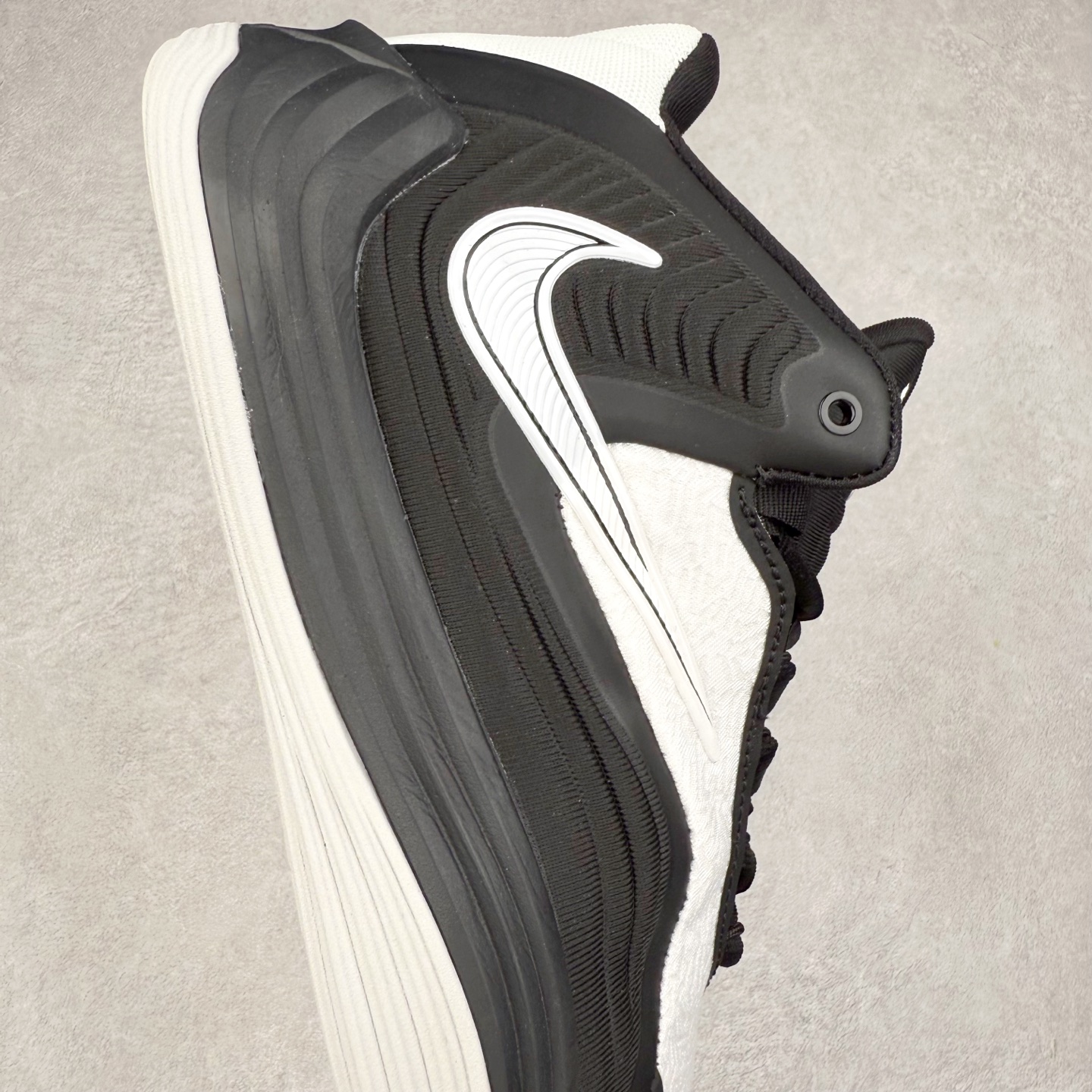 图片[6]-NK Zoom Freak 7 EP 字母哥七代支持轻实战篮球鞋 依旧沿袭了低帮的设定 保证实战的灵活性 类蝉翼网纱材质打造的鞋面带来更极致的轻量化 鞋舌上点缀字母哥的个人 Logo 彰显了签名鞋身份 整体设计采用了 Zoom Freak 系列一贯的风格 鞋身上有巨大的 Swoosh 贯穿中底 甚至延伸到了鞋跟后侧 鞋身线条相比前代圆润了一些 鞋头造型和侧面的观感隐约有 Air Jordan 36 的影子 足弓处延伸到中底的 Swoosh 部分做了开窗设计 中底的造型也加入了更多的几何棱角线条 辨识度依旧 尺码：40 40.5 41 42 42.5 43 44 44.5 45 46-选品中心