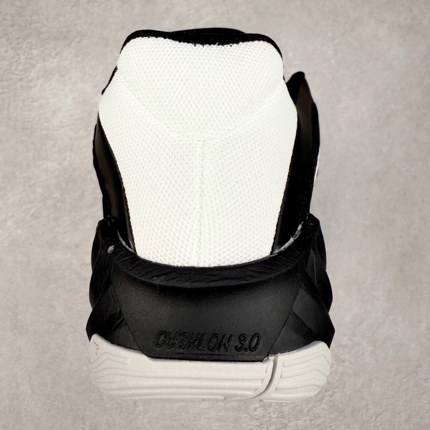 图片[8]-NK Zoom Freak 7 EP 字母哥七代支持轻实战篮球鞋 依旧沿袭了低帮的设定 保证实战的灵活性 类蝉翼网纱材质打造的鞋面带来更极致的轻量化 鞋舌上点缀字母哥的个人 Logo 彰显了签名鞋身份 整体设计采用了 Zoom Freak 系列一贯的风格 鞋身上有巨大的 Swoosh 贯穿中底 甚至延伸到了鞋跟后侧 鞋身线条相比前代圆润了一些 鞋头造型和侧面的观感隐约有 Air Jordan 36 的影子 足弓处延伸到中底的 Swoosh 部分做了开窗设计 中底的造型也加入了更多的几何棱角线条 辨识度依旧 尺码：40 40.5 41 42 42.5 43 44 44.5 45 46-选品中心