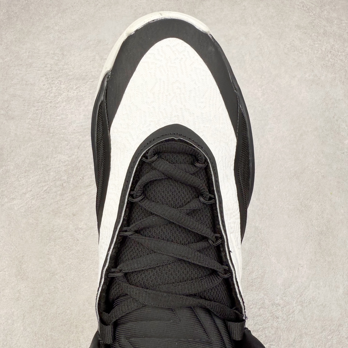 图片[4]-NK Zoom Freak 7 EP 字母哥七代支持轻实战篮球鞋 依旧沿袭了低帮的设定 保证实战的灵活性 类蝉翼网纱材质打造的鞋面带来更极致的轻量化 鞋舌上点缀字母哥的个人 Logo 彰显了签名鞋身份 整体设计采用了 Zoom Freak 系列一贯的风格 鞋身上有巨大的 Swoosh 贯穿中底 甚至延伸到了鞋跟后侧 鞋身线条相比前代圆润了一些 鞋头造型和侧面的观感隐约有 Air Jordan 36 的影子 足弓处延伸到中底的 Swoosh 部分做了开窗设计 中底的造型也加入了更多的几何棱角线条 辨识度依旧 尺码：40 40.5 41 42 42.5 43 44 44.5 45 46-选品中心