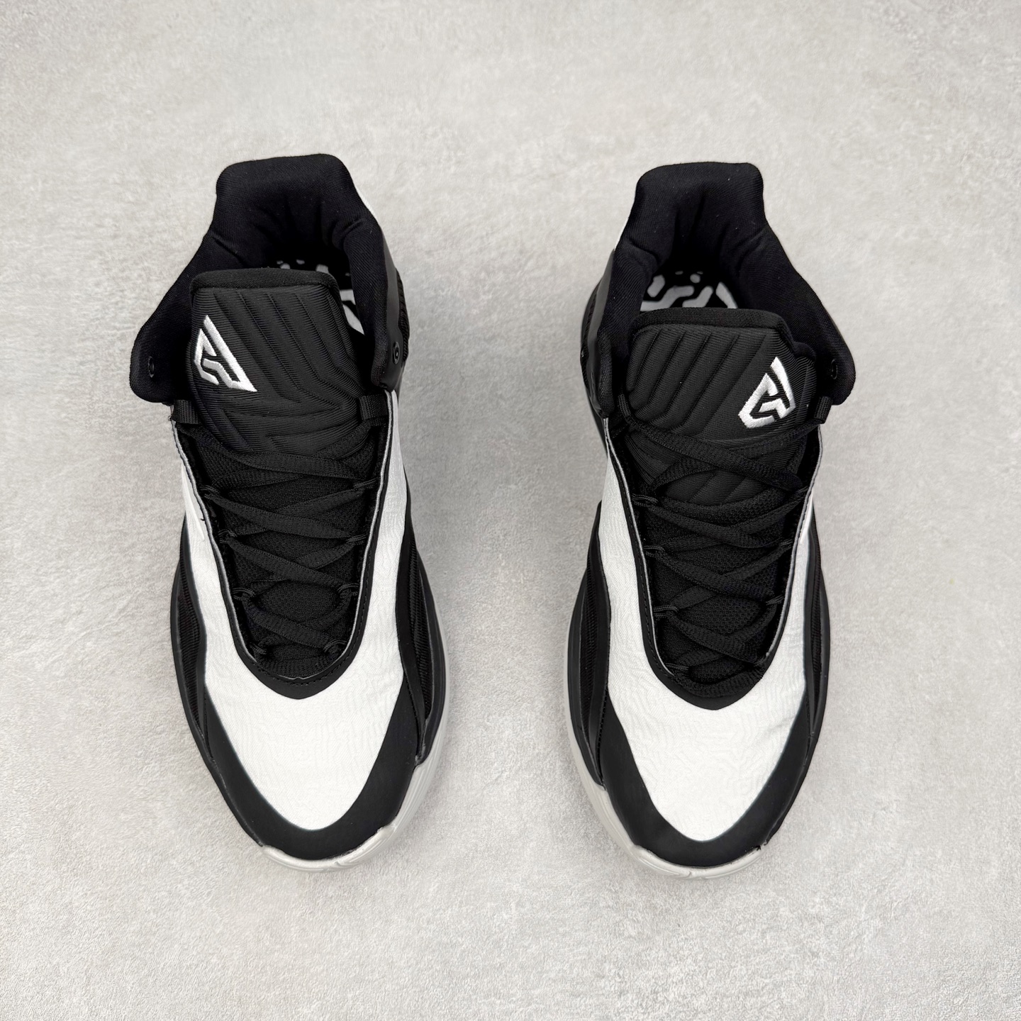 图片[2]-NK Zoom Freak 7 EP 字母哥七代支持轻实战篮球鞋 依旧沿袭了低帮的设定 保证实战的灵活性 类蝉翼网纱材质打造的鞋面带来更极致的轻量化 鞋舌上点缀字母哥的个人 Logo 彰显了签名鞋身份 整体设计采用了 Zoom Freak 系列一贯的风格 鞋身上有巨大的 Swoosh 贯穿中底 甚至延伸到了鞋跟后侧 鞋身线条相比前代圆润了一些 鞋头造型和侧面的观感隐约有 Air Jordan 36 的影子 足弓处延伸到中底的 Swoosh 部分做了开窗设计 中底的造型也加入了更多的几何棱角线条 辨识度依旧 尺码：40 40.5 41 42 42.5 43 44 44.5 45 46-选品中心