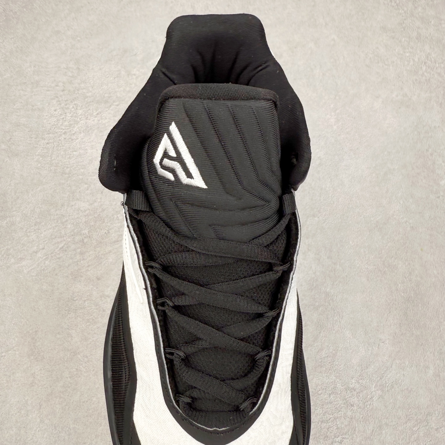 图片[5]-NK Zoom Freak 7 EP 字母哥七代支持轻实战篮球鞋 依旧沿袭了低帮的设定 保证实战的灵活性 类蝉翼网纱材质打造的鞋面带来更极致的轻量化 鞋舌上点缀字母哥的个人 Logo 彰显了签名鞋身份 整体设计采用了 Zoom Freak 系列一贯的风格 鞋身上有巨大的 Swoosh 贯穿中底 甚至延伸到了鞋跟后侧 鞋身线条相比前代圆润了一些 鞋头造型和侧面的观感隐约有 Air Jordan 36 的影子 足弓处延伸到中底的 Swoosh 部分做了开窗设计 中底的造型也加入了更多的几何棱角线条 辨识度依旧 尺码：40 40.5 41 42 42.5 43 44 44.5 45 46-选品中心