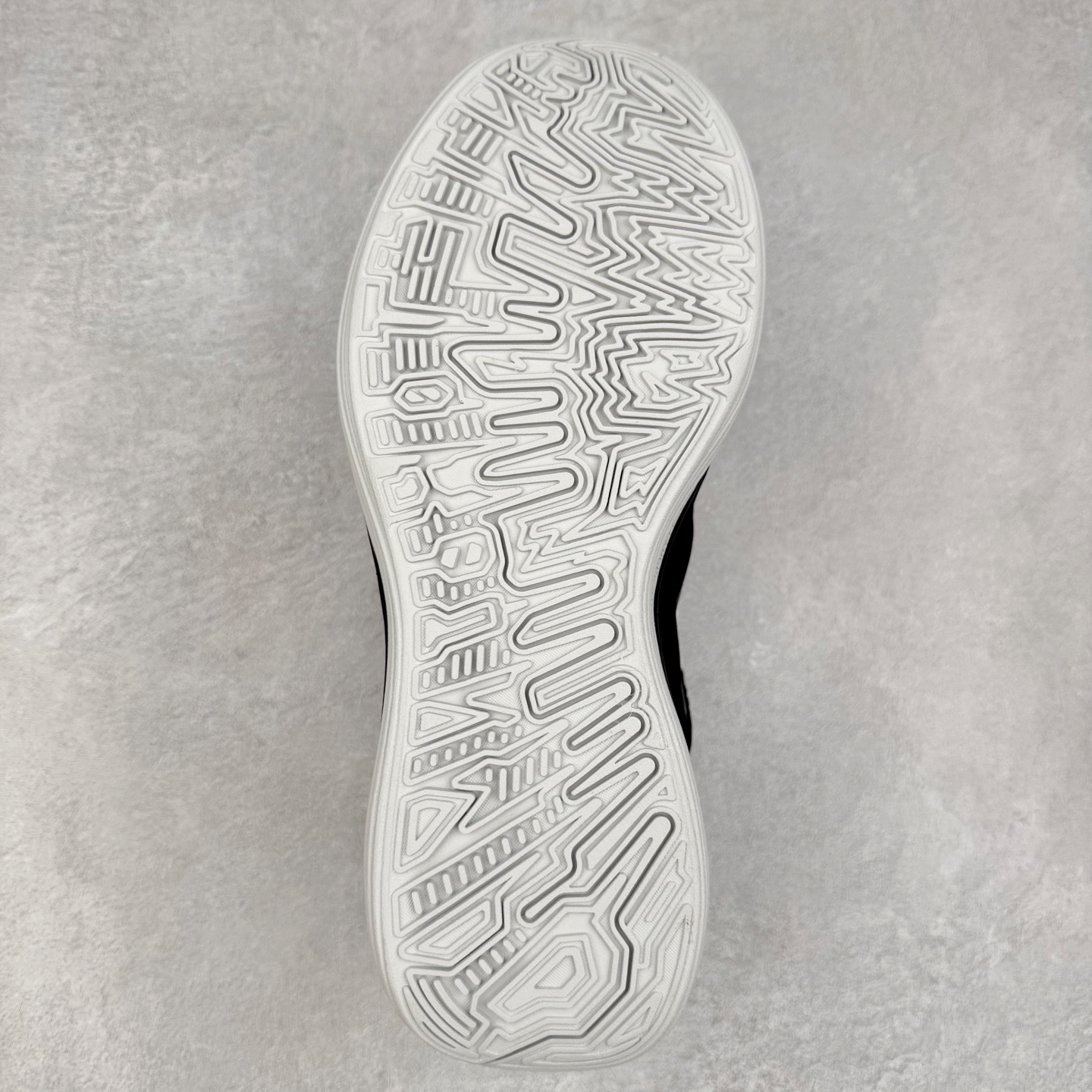 图片[9]-NK Zoom Freak 7 EP 字母哥七代支持轻实战篮球鞋 依旧沿袭了低帮的设定 保证实战的灵活性 类蝉翼网纱材质打造的鞋面带来更极致的轻量化 鞋舌上点缀字母哥的个人 Logo 彰显了签名鞋身份 整体设计采用了 Zoom Freak 系列一贯的风格 鞋身上有巨大的 Swoosh 贯穿中底 甚至延伸到了鞋跟后侧 鞋身线条相比前代圆润了一些 鞋头造型和侧面的观感隐约有 Air Jordan 36 的影子 足弓处延伸到中底的 Swoosh 部分做了开窗设计 中底的造型也加入了更多的几何棱角线条 辨识度依旧 尺码：40 40.5 41 42 42.5 43 44 44.5 45 46-选品中心