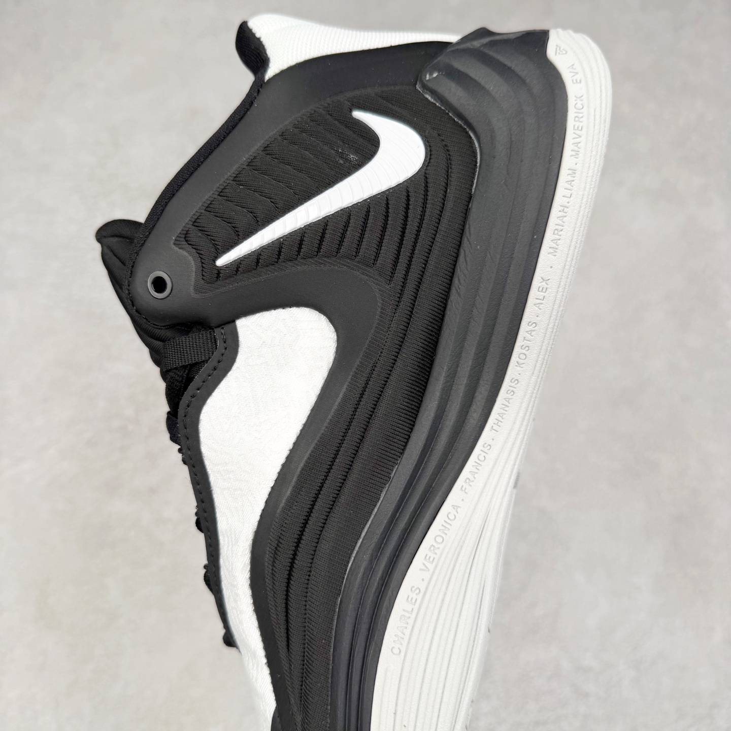 图片[7]-NK Zoom Freak 7 EP 字母哥七代支持轻实战篮球鞋 依旧沿袭了低帮的设定 保证实战的灵活性 类蝉翼网纱材质打造的鞋面带来更极致的轻量化 鞋舌上点缀字母哥的个人 Logo 彰显了签名鞋身份 整体设计采用了 Zoom Freak 系列一贯的风格 鞋身上有巨大的 Swoosh 贯穿中底 甚至延伸到了鞋跟后侧 鞋身线条相比前代圆润了一些 鞋头造型和侧面的观感隐约有 Air Jordan 36 的影子 足弓处延伸到中底的 Swoosh 部分做了开窗设计 中底的造型也加入了更多的几何棱角线条 辨识度依旧 尺码：40 40.5 41 42 42.5 43 44 44.5 45 46-选品中心