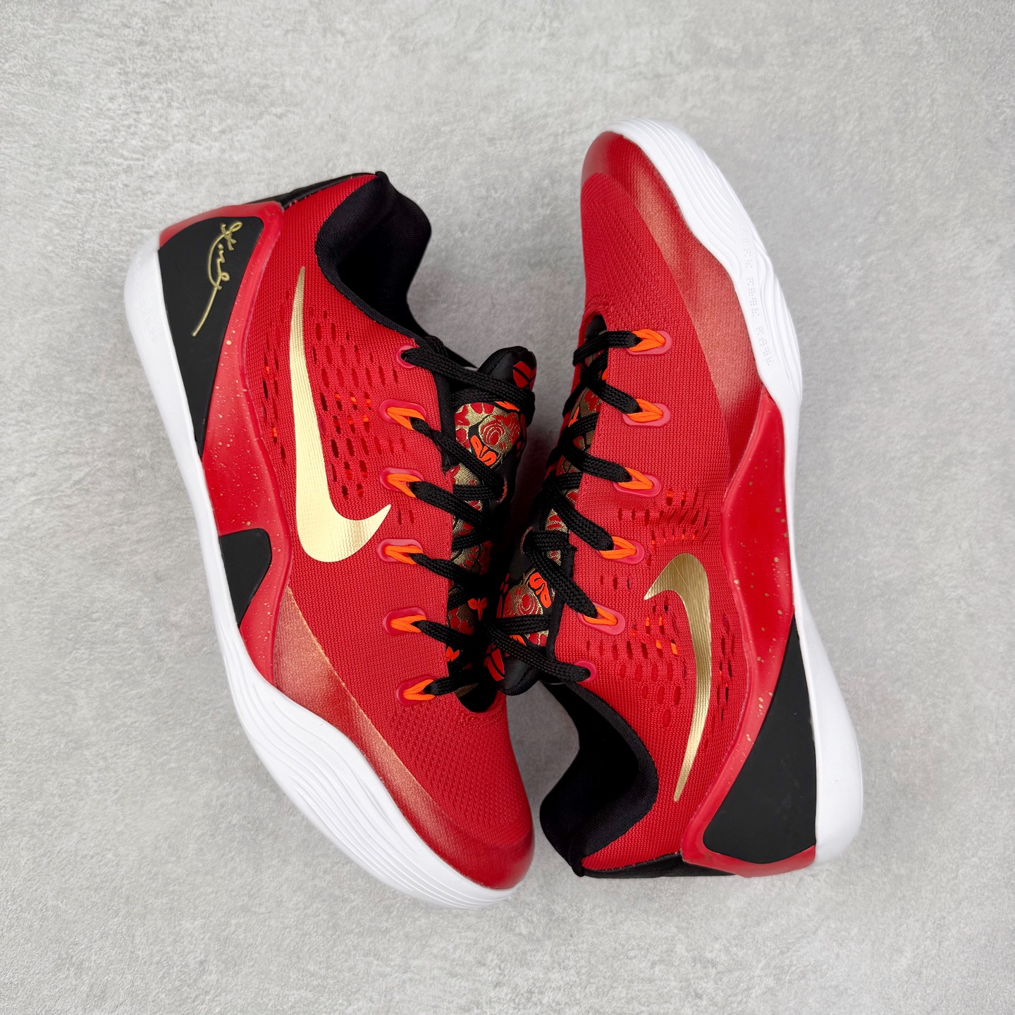 图片[3]-NK Kobe 9 EM 科比九代舒适百搭防滑耐磨 低帮篮球鞋 黑红色 683251-670 实拍调校N版已经零色差零失真 百分百还原实物色彩所见即所得 不存在货不对板色差等低级问题 选购参考实物拍摄 不混卖不参货 只用心做好货严格选品 承诺混一赔十 尺码：36 36.5 37.5 38 38.5 39 40 40.5 41 42 42.5 43 44 44.5 45-选品中心