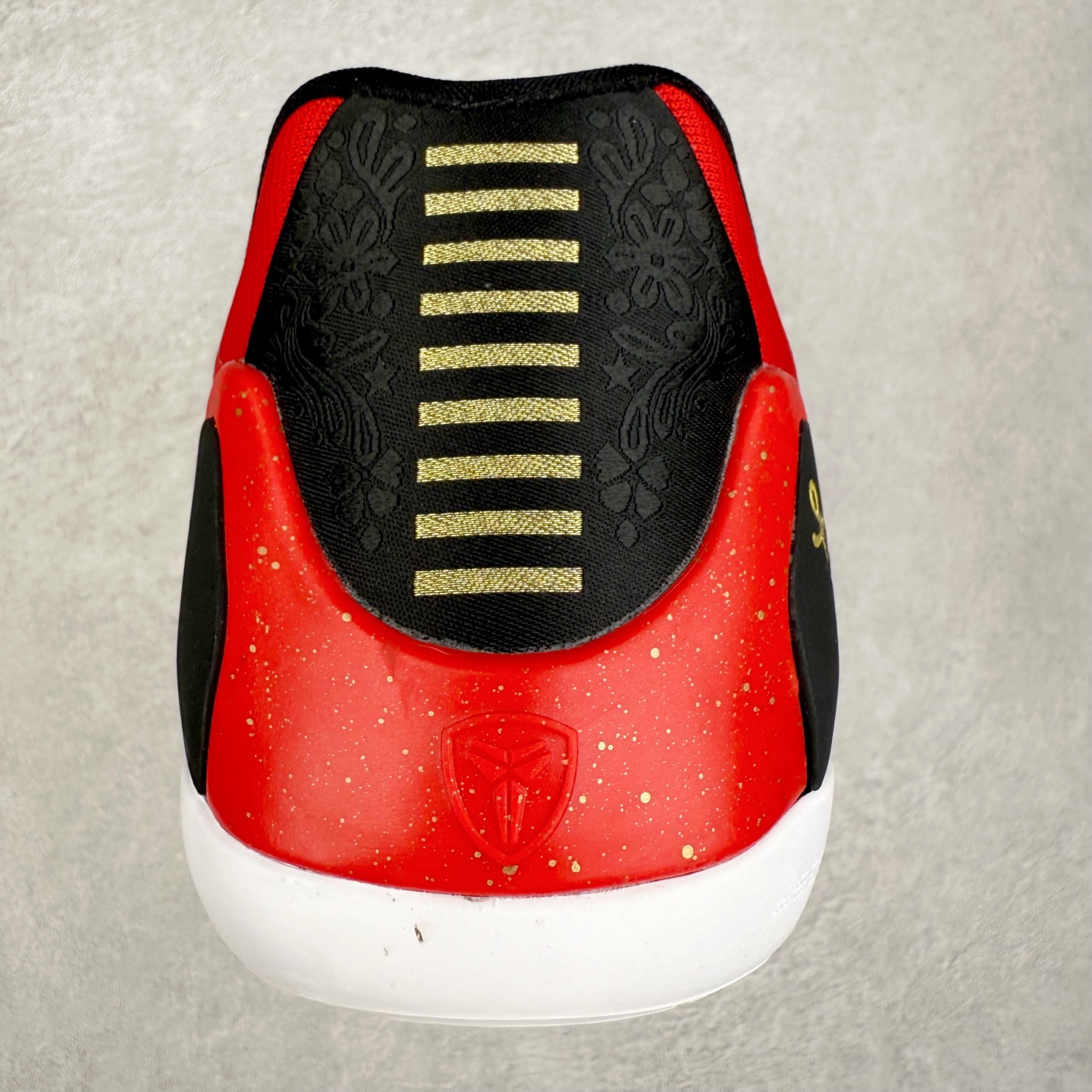 图片[8]-NK Kobe 9 EM 科比九代舒适百搭防滑耐磨 低帮篮球鞋 黑红色 683251-670 实拍调校N版已经零色差零失真 百分百还原实物色彩所见即所得 不存在货不对板色差等低级问题 选购参考实物拍摄 不混卖不参货 只用心做好货严格选品 承诺混一赔十 尺码：36 36.5 37.5 38 38.5 39 40 40.5 41 42 42.5 43 44 44.5 45-选品中心