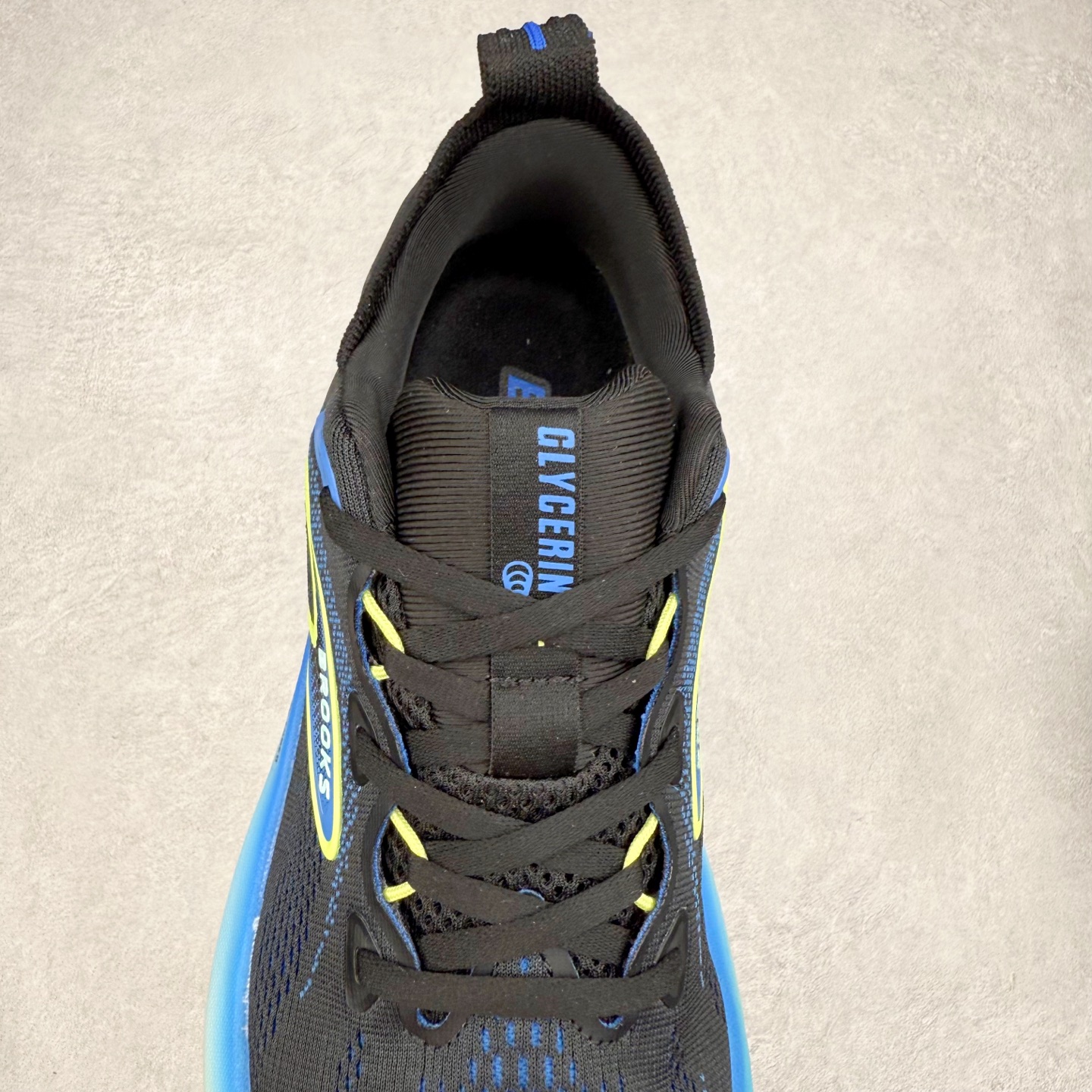 图片[5]-Brooks Glycerin GTS 22 布鲁克斯舒适百搭宽版防滑耐磨 低帮 休闲马拉松长跑跑步鞋 Brooks 四大跑鞋之一 百年品牌 跑鞋从外形上基本就能判断这是一款速度跑鞋 简洁干练的外形结构和极强的运动流线型看着非常有速度感 上脚的第一感觉是非常轻 美码9码的鞋单只206g不到 从个人偏好来说 200g左右的竞速鞋最具安全感 鞋面采用单层网布 很薄 前掌使用了大量开放式网眼 排气直接快速 透气性上乘 鞋舌也是轻量化设计 仅为一层麂皮 和脚背完美贴合 鞋舌中央有个防偏穿孔 从实际穿着来看 通常鞋舌都是外偏 如果是防偏穿孔位于中心 防偏效果其实并不十分有效 如果采用趋外侧的偏心设计更有效 鞋帮泡棉填充量不大 但非常紧凑 贴合舒适 包裹稳固 内置硬质TPU保证必要的稳定性 跑鞋中底采用的是DNA FLASH科技材料 DNA FLASH中底科技 是Brooks第一款将氮气注入中底的创新科技 主要原理是借助“超临界流体”发泡技术 将液态氮稳定的转化为气态氮 并使其均匀地形成无数紧密贴合的密闭式气囊结构 尺码：36 36.5 37.5 38 38.5 39 40 40.5 41 42 42.5 43 44 44.5 45 46-选品中心