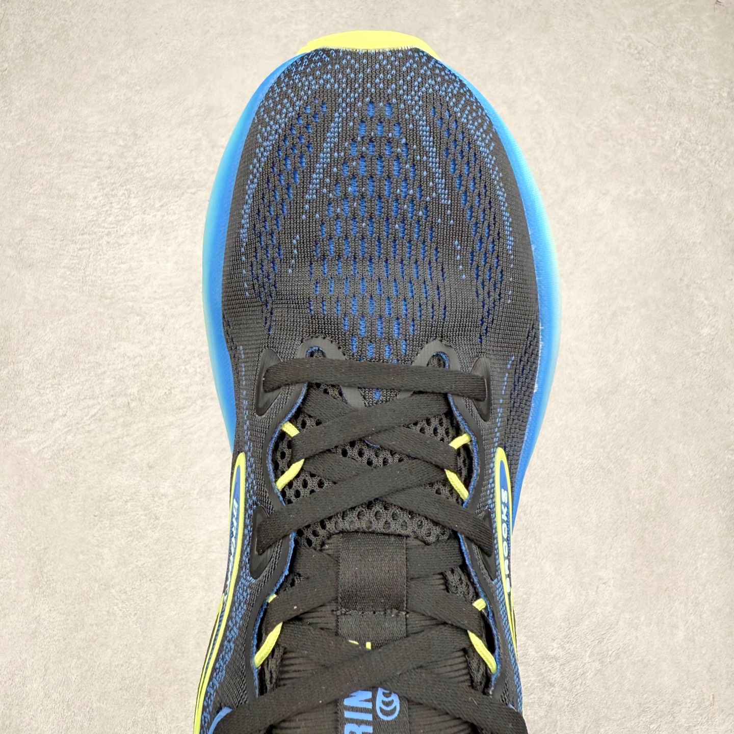 图片[4]-Brooks Glycerin GTS 22 布鲁克斯舒适百搭宽版防滑耐磨 低帮 休闲马拉松长跑跑步鞋 Brooks 四大跑鞋之一 百年品牌 跑鞋从外形上基本就能判断这是一款速度跑鞋 简洁干练的外形结构和极强的运动流线型看着非常有速度感 上脚的第一感觉是非常轻 美码9码的鞋单只206g不到 从个人偏好来说 200g左右的竞速鞋最具安全感 鞋面采用单层网布 很薄 前掌使用了大量开放式网眼 排气直接快速 透气性上乘 鞋舌也是轻量化设计 仅为一层麂皮 和脚背完美贴合 鞋舌中央有个防偏穿孔 从实际穿着来看 通常鞋舌都是外偏 如果是防偏穿孔位于中心 防偏效果其实并不十分有效 如果采用趋外侧的偏心设计更有效 鞋帮泡棉填充量不大 但非常紧凑 贴合舒适 包裹稳固 内置硬质TPU保证必要的稳定性 跑鞋中底采用的是DNA FLASH科技材料 DNA FLASH中底科技 是Brooks第一款将氮气注入中底的创新科技 主要原理是借助“超临界流体”发泡技术 将液态氮稳定的转化为气态氮 并使其均匀地形成无数紧密贴合的密闭式气囊结构 尺码：36 36.5 37.5 38 38.5 39 40 40.5 41 42 42.5 43 44 44.5 45 46-选品中心