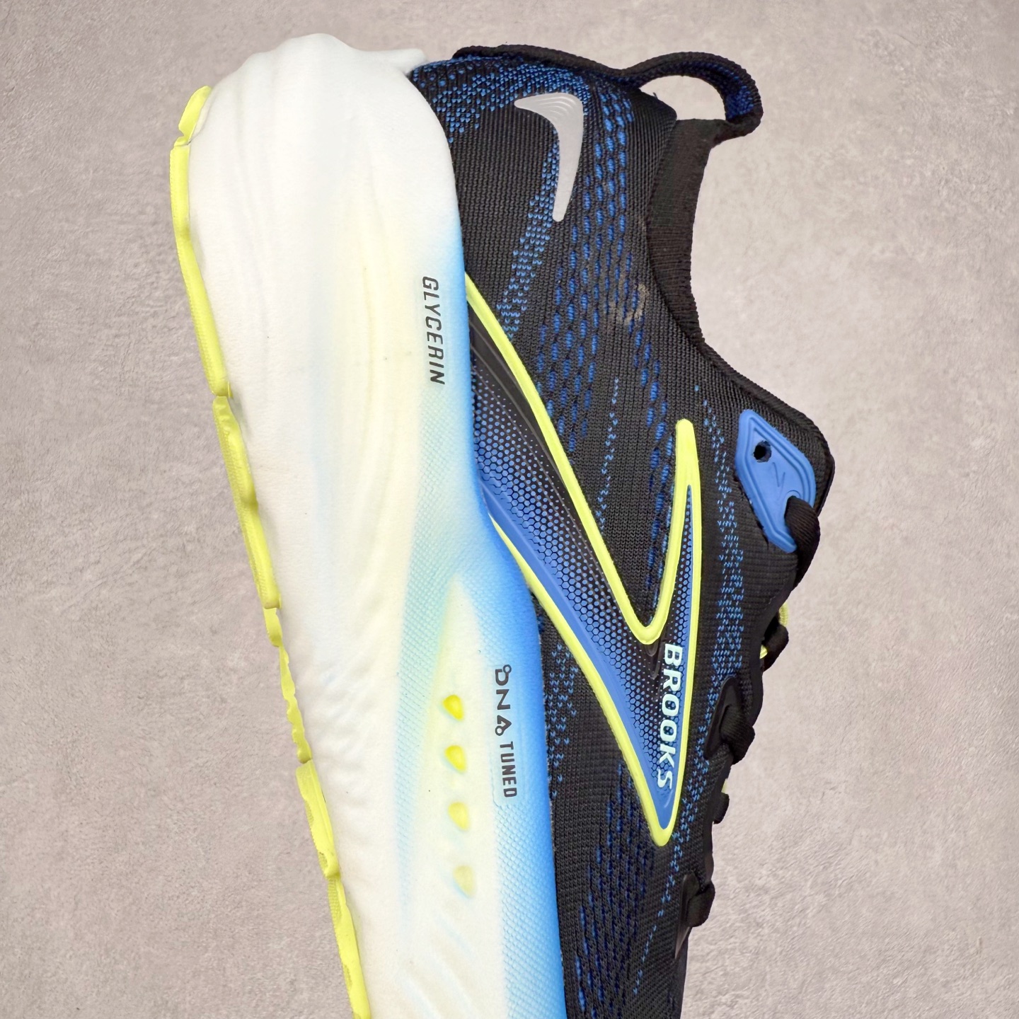 图片[6]-Brooks Glycerin GTS 22 布鲁克斯舒适百搭宽版防滑耐磨 低帮 休闲马拉松长跑跑步鞋 Brooks 四大跑鞋之一 百年品牌 跑鞋从外形上基本就能判断这是一款速度跑鞋 简洁干练的外形结构和极强的运动流线型看着非常有速度感 上脚的第一感觉是非常轻 美码9码的鞋单只206g不到 从个人偏好来说 200g左右的竞速鞋最具安全感 鞋面采用单层网布 很薄 前掌使用了大量开放式网眼 排气直接快速 透气性上乘 鞋舌也是轻量化设计 仅为一层麂皮 和脚背完美贴合 鞋舌中央有个防偏穿孔 从实际穿着来看 通常鞋舌都是外偏 如果是防偏穿孔位于中心 防偏效果其实并不十分有效 如果采用趋外侧的偏心设计更有效 鞋帮泡棉填充量不大 但非常紧凑 贴合舒适 包裹稳固 内置硬质TPU保证必要的稳定性 跑鞋中底采用的是DNA FLASH科技材料 DNA FLASH中底科技 是Brooks第一款将氮气注入中底的创新科技 主要原理是借助“超临界流体”发泡技术 将液态氮稳定的转化为气态氮 并使其均匀地形成无数紧密贴合的密闭式气囊结构 尺码：36 36.5 37.5 38 38.5 39 40 40.5 41 42 42.5 43 44 44.5 45 46-选品中心