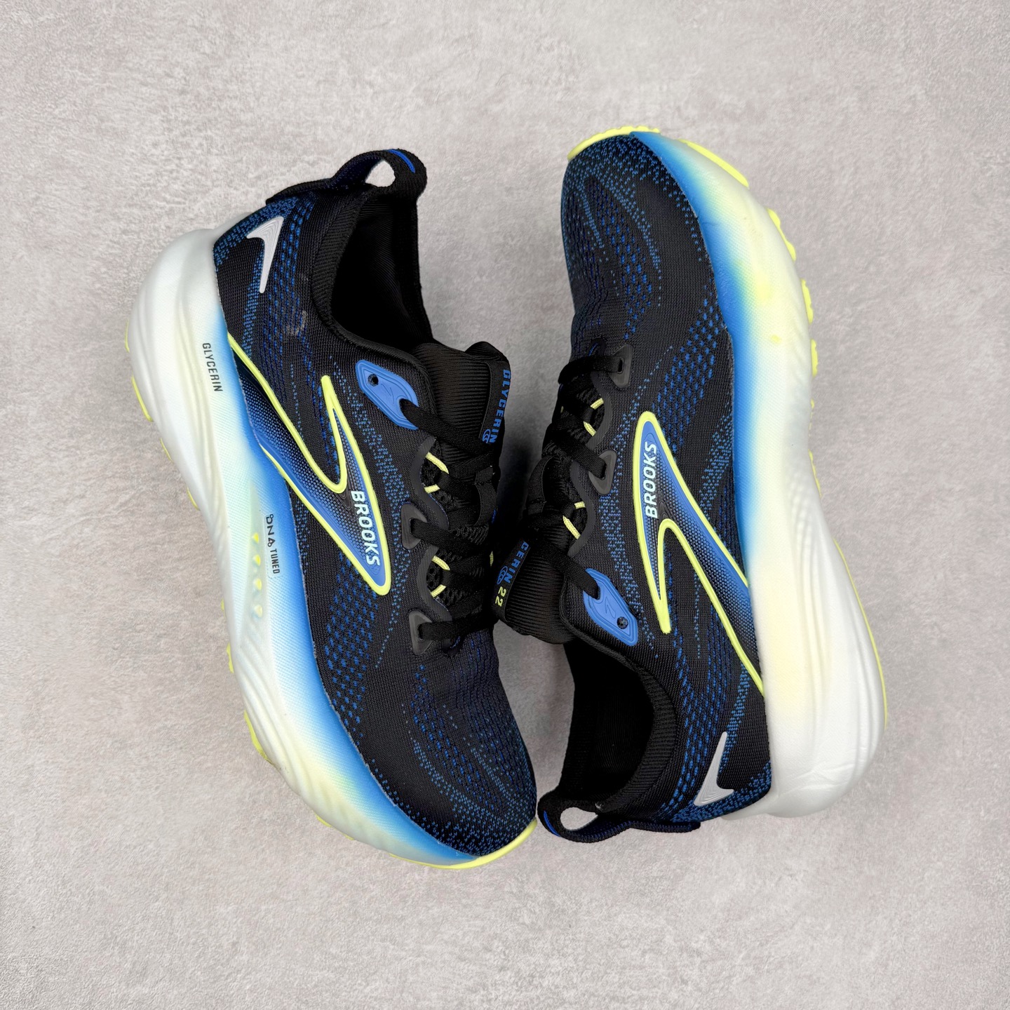 图片[3]-Brooks Glycerin GTS 22 布鲁克斯舒适百搭宽版防滑耐磨 低帮 休闲马拉松长跑跑步鞋 Brooks 四大跑鞋之一 百年品牌 跑鞋从外形上基本就能判断这是一款速度跑鞋 简洁干练的外形结构和极强的运动流线型看着非常有速度感 上脚的第一感觉是非常轻 美码9码的鞋单只206g不到 从个人偏好来说 200g左右的竞速鞋最具安全感 鞋面采用单层网布 很薄 前掌使用了大量开放式网眼 排气直接快速 透气性上乘 鞋舌也是轻量化设计 仅为一层麂皮 和脚背完美贴合 鞋舌中央有个防偏穿孔 从实际穿着来看 通常鞋舌都是外偏 如果是防偏穿孔位于中心 防偏效果其实并不十分有效 如果采用趋外侧的偏心设计更有效 鞋帮泡棉填充量不大 但非常紧凑 贴合舒适 包裹稳固 内置硬质TPU保证必要的稳定性 跑鞋中底采用的是DNA FLASH科技材料 DNA FLASH中底科技 是Brooks第一款将氮气注入中底的创新科技 主要原理是借助“超临界流体”发泡技术 将液态氮稳定的转化为气态氮 并使其均匀地形成无数紧密贴合的密闭式气囊结构 尺码：36 36.5 37.5 38 38.5 39 40 40.5 41 42 42.5 43 44 44.5 45 46-选品中心