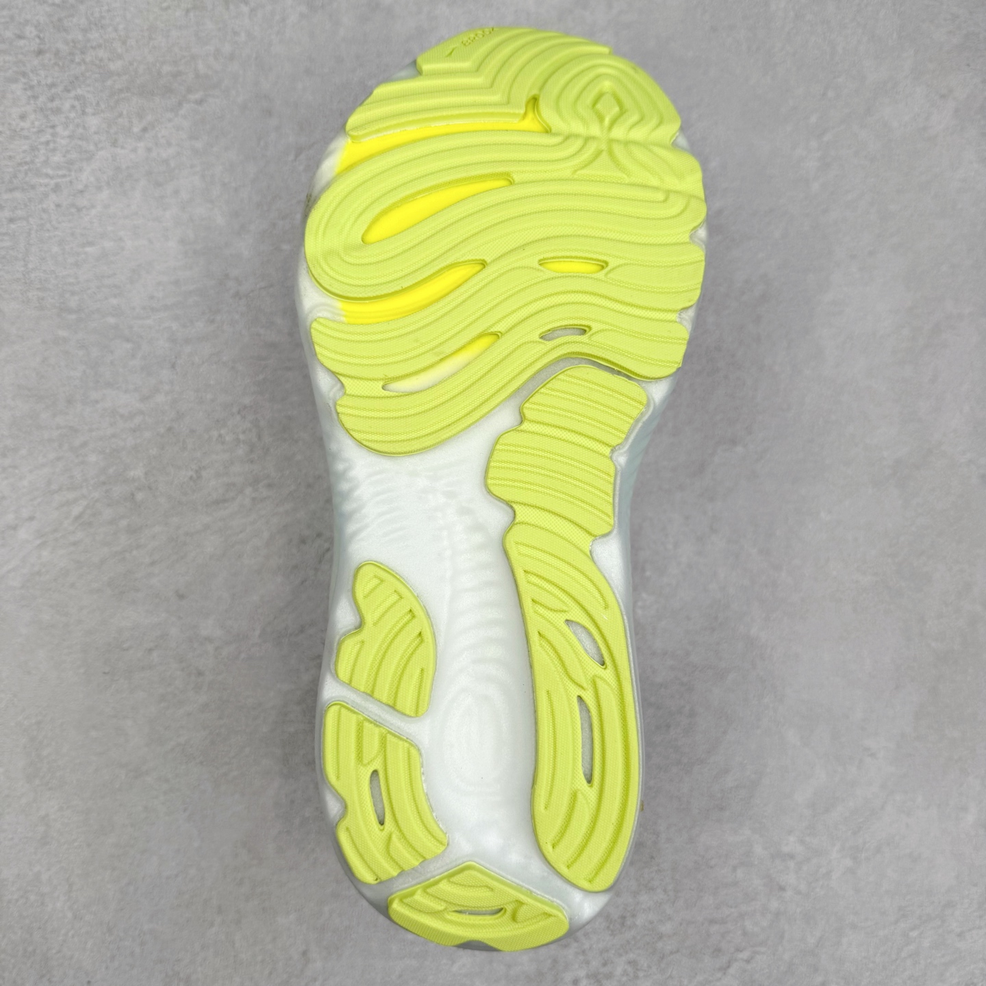 图片[9]-Brooks Glycerin GTS 22 布鲁克斯舒适百搭宽版防滑耐磨 低帮 休闲马拉松长跑跑步鞋 Brooks 四大跑鞋之一 百年品牌 跑鞋从外形上基本就能判断这是一款速度跑鞋 简洁干练的外形结构和极强的运动流线型看着非常有速度感 上脚的第一感觉是非常轻 美码9码的鞋单只206g不到 从个人偏好来说 200g左右的竞速鞋最具安全感 鞋面采用单层网布 很薄 前掌使用了大量开放式网眼 排气直接快速 透气性上乘 鞋舌也是轻量化设计 仅为一层麂皮 和脚背完美贴合 鞋舌中央有个防偏穿孔 从实际穿着来看 通常鞋舌都是外偏 如果是防偏穿孔位于中心 防偏效果其实并不十分有效 如果采用趋外侧的偏心设计更有效 鞋帮泡棉填充量不大 但非常紧凑 贴合舒适 包裹稳固 内置硬质TPU保证必要的稳定性 跑鞋中底采用的是DNA FLASH科技材料 DNA FLASH中底科技 是Brooks第一款将氮气注入中底的创新科技 主要原理是借助“超临界流体”发泡技术 将液态氮稳定的转化为气态氮 并使其均匀地形成无数紧密贴合的密闭式气囊结构 尺码：36 36.5 37.5 38 38.5 39 40 40.5 41 42 42.5 43 44 44.5 45 46-选品中心