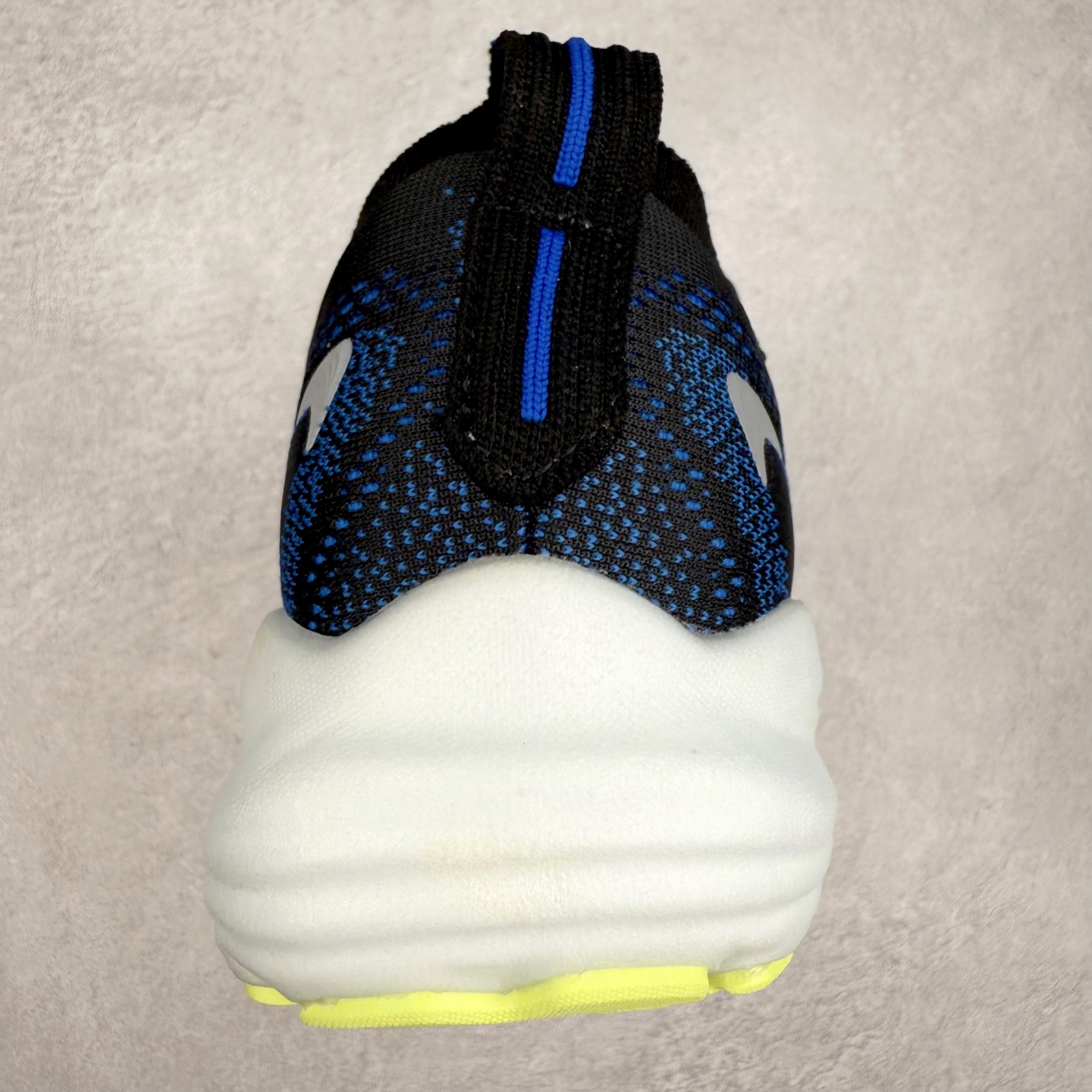 图片[8]-Brooks Glycerin GTS 22 布鲁克斯舒适百搭宽版防滑耐磨 低帮 休闲马拉松长跑跑步鞋 Brooks 四大跑鞋之一 百年品牌 跑鞋从外形上基本就能判断这是一款速度跑鞋 简洁干练的外形结构和极强的运动流线型看着非常有速度感 上脚的第一感觉是非常轻 美码9码的鞋单只206g不到 从个人偏好来说 200g左右的竞速鞋最具安全感 鞋面采用单层网布 很薄 前掌使用了大量开放式网眼 排气直接快速 透气性上乘 鞋舌也是轻量化设计 仅为一层麂皮 和脚背完美贴合 鞋舌中央有个防偏穿孔 从实际穿着来看 通常鞋舌都是外偏 如果是防偏穿孔位于中心 防偏效果其实并不十分有效 如果采用趋外侧的偏心设计更有效 鞋帮泡棉填充量不大 但非常紧凑 贴合舒适 包裹稳固 内置硬质TPU保证必要的稳定性 跑鞋中底采用的是DNA FLASH科技材料 DNA FLASH中底科技 是Brooks第一款将氮气注入中底的创新科技 主要原理是借助“超临界流体”发泡技术 将液态氮稳定的转化为气态氮 并使其均匀地形成无数紧密贴合的密闭式气囊结构 尺码：36 36.5 37.5 38 38.5 39 40 40.5 41 42 42.5 43 44 44.5 45 46-选品中心