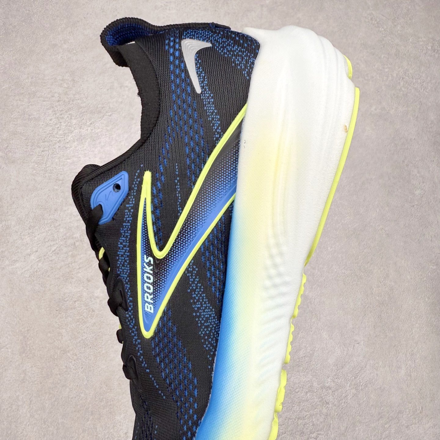 图片[7]-Brooks Glycerin GTS 22 布鲁克斯舒适百搭宽版防滑耐磨 低帮 休闲马拉松长跑跑步鞋 Brooks 四大跑鞋之一 百年品牌 跑鞋从外形上基本就能判断这是一款速度跑鞋 简洁干练的外形结构和极强的运动流线型看着非常有速度感 上脚的第一感觉是非常轻 美码9码的鞋单只206g不到 从个人偏好来说 200g左右的竞速鞋最具安全感 鞋面采用单层网布 很薄 前掌使用了大量开放式网眼 排气直接快速 透气性上乘 鞋舌也是轻量化设计 仅为一层麂皮 和脚背完美贴合 鞋舌中央有个防偏穿孔 从实际穿着来看 通常鞋舌都是外偏 如果是防偏穿孔位于中心 防偏效果其实并不十分有效 如果采用趋外侧的偏心设计更有效 鞋帮泡棉填充量不大 但非常紧凑 贴合舒适 包裹稳固 内置硬质TPU保证必要的稳定性 跑鞋中底采用的是DNA FLASH科技材料 DNA FLASH中底科技 是Brooks第一款将氮气注入中底的创新科技 主要原理是借助“超临界流体”发泡技术 将液态氮稳定的转化为气态氮 并使其均匀地形成无数紧密贴合的密闭式气囊结构 尺码：36 36.5 37.5 38 38.5 39 40 40.5 41 42 42.5 43 44 44.5 45 46-选品中心