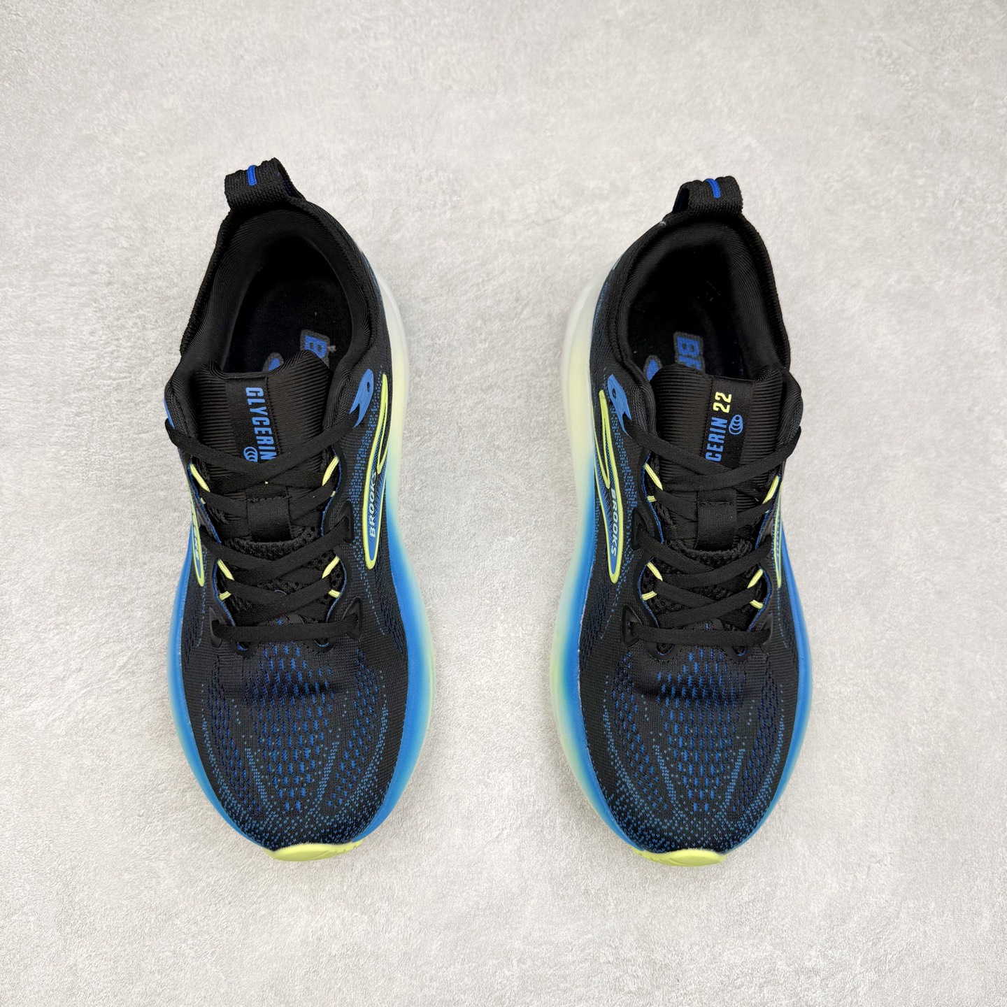 图片[2]-Brooks Glycerin GTS 22 布鲁克斯舒适百搭宽版防滑耐磨 低帮 休闲马拉松长跑跑步鞋 Brooks 四大跑鞋之一 百年品牌 跑鞋从外形上基本就能判断这是一款速度跑鞋 简洁干练的外形结构和极强的运动流线型看着非常有速度感 上脚的第一感觉是非常轻 美码9码的鞋单只206g不到 从个人偏好来说 200g左右的竞速鞋最具安全感 鞋面采用单层网布 很薄 前掌使用了大量开放式网眼 排气直接快速 透气性上乘 鞋舌也是轻量化设计 仅为一层麂皮 和脚背完美贴合 鞋舌中央有个防偏穿孔 从实际穿着来看 通常鞋舌都是外偏 如果是防偏穿孔位于中心 防偏效果其实并不十分有效 如果采用趋外侧的偏心设计更有效 鞋帮泡棉填充量不大 但非常紧凑 贴合舒适 包裹稳固 内置硬质TPU保证必要的稳定性 跑鞋中底采用的是DNA FLASH科技材料 DNA FLASH中底科技 是Brooks第一款将氮气注入中底的创新科技 主要原理是借助“超临界流体”发泡技术 将液态氮稳定的转化为气态氮 并使其均匀地形成无数紧密贴合的密闭式气囊结构 尺码：36 36.5 37.5 38 38.5 39 40 40.5 41 42 42.5 43 44 44.5 45 46-选品中心
