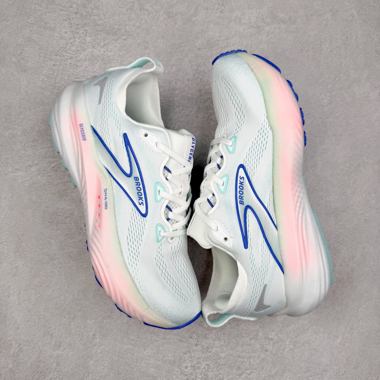 图片[3]-Brooks Glycerin GTS 22 布鲁克斯舒适百搭宽版防滑耐磨 低帮 休闲马拉松长跑跑步鞋 Brooks 四大跑鞋之一 百年品牌 跑鞋从外形上基本就能判断这是一款速度跑鞋 简洁干练的外形结构和极强的运动流线型看着非常有速度感 上脚的第一感觉是非常轻 美码9码的鞋单只206g不到 从个人偏好来说 200g左右的竞速鞋最具安全感 鞋面采用单层网布 很薄 前掌使用了大量开放式网眼 排气直接快速 透气性上乘 鞋舌也是轻量化设计 仅为一层麂皮 和脚背完美贴合 鞋舌中央有个防偏穿孔 从实际穿着来看 通常鞋舌都是外偏 如果是防偏穿孔位于中心 防偏效果其实并不十分有效 如果采用趋外侧的偏心设计更有效 鞋帮泡棉填充量不大 但非常紧凑 贴合舒适 包裹稳固 内置硬质TPU保证必要的稳定性 跑鞋中底采用的是DNA FLASH科技材料 DNA FLASH中底科技 是Brooks第一款将氮气注入中底的创新科技 主要原理是借助“超临界流体”发泡技术 将液态氮稳定的转化为气态氮 并使其均匀地形成无数紧密贴合的密闭式气囊结构 尺码：36 36.5 37.5 38 38.5 39 40 40.5 41 42 42.5 43 44 44.5 45 46-选品中心