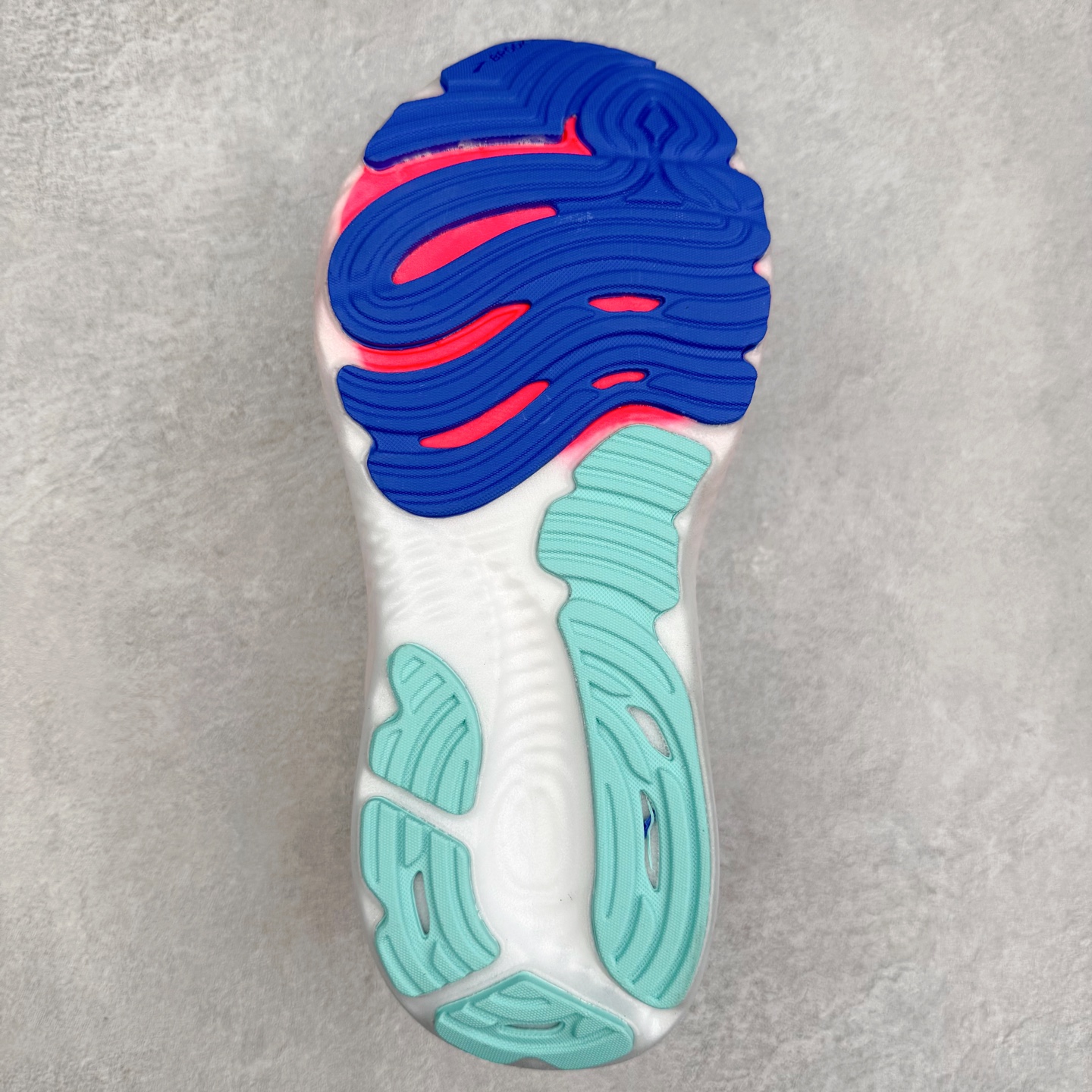 图片[9]-Brooks Glycerin GTS 22 布鲁克斯舒适百搭宽版防滑耐磨 低帮 休闲马拉松长跑跑步鞋 Brooks 四大跑鞋之一 百年品牌 跑鞋从外形上基本就能判断这是一款速度跑鞋 简洁干练的外形结构和极强的运动流线型看着非常有速度感 上脚的第一感觉是非常轻 美码9码的鞋单只206g不到 从个人偏好来说 200g左右的竞速鞋最具安全感 鞋面采用单层网布 很薄 前掌使用了大量开放式网眼 排气直接快速 透气性上乘 鞋舌也是轻量化设计 仅为一层麂皮 和脚背完美贴合 鞋舌中央有个防偏穿孔 从实际穿着来看 通常鞋舌都是外偏 如果是防偏穿孔位于中心 防偏效果其实并不十分有效 如果采用趋外侧的偏心设计更有效 鞋帮泡棉填充量不大 但非常紧凑 贴合舒适 包裹稳固 内置硬质TPU保证必要的稳定性 跑鞋中底采用的是DNA FLASH科技材料 DNA FLASH中底科技 是Brooks第一款将氮气注入中底的创新科技 主要原理是借助“超临界流体”发泡技术 将液态氮稳定的转化为气态氮 并使其均匀地形成无数紧密贴合的密闭式气囊结构 尺码：36 36.5 37.5 38 38.5 39 40 40.5 41 42 42.5 43 44 44.5 45 46-选品中心