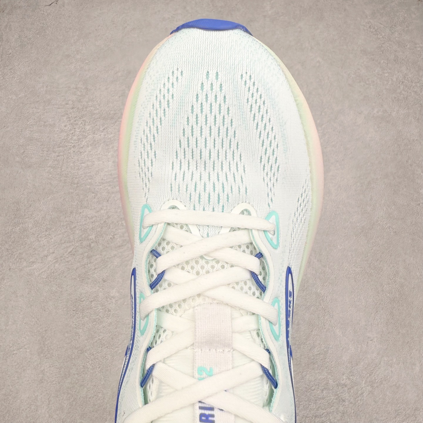 图片[4]-Brooks Glycerin GTS 22 布鲁克斯舒适百搭宽版防滑耐磨 低帮 休闲马拉松长跑跑步鞋 Brooks 四大跑鞋之一 百年品牌 跑鞋从外形上基本就能判断这是一款速度跑鞋 简洁干练的外形结构和极强的运动流线型看着非常有速度感 上脚的第一感觉是非常轻 美码9码的鞋单只206g不到 从个人偏好来说 200g左右的竞速鞋最具安全感 鞋面采用单层网布 很薄 前掌使用了大量开放式网眼 排气直接快速 透气性上乘 鞋舌也是轻量化设计 仅为一层麂皮 和脚背完美贴合 鞋舌中央有个防偏穿孔 从实际穿着来看 通常鞋舌都是外偏 如果是防偏穿孔位于中心 防偏效果其实并不十分有效 如果采用趋外侧的偏心设计更有效 鞋帮泡棉填充量不大 但非常紧凑 贴合舒适 包裹稳固 内置硬质TPU保证必要的稳定性 跑鞋中底采用的是DNA FLASH科技材料 DNA FLASH中底科技 是Brooks第一款将氮气注入中底的创新科技 主要原理是借助“超临界流体”发泡技术 将液态氮稳定的转化为气态氮 并使其均匀地形成无数紧密贴合的密闭式气囊结构 尺码：36 36.5 37.5 38 38.5 39 40 40.5 41 42 42.5 43 44 44.5 45 46-选品中心