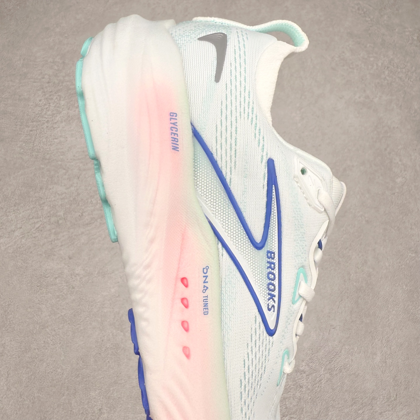 图片[6]-Brooks Glycerin GTS 22 布鲁克斯舒适百搭宽版防滑耐磨 低帮 休闲马拉松长跑跑步鞋 Brooks 四大跑鞋之一 百年品牌 跑鞋从外形上基本就能判断这是一款速度跑鞋 简洁干练的外形结构和极强的运动流线型看着非常有速度感 上脚的第一感觉是非常轻 美码9码的鞋单只206g不到 从个人偏好来说 200g左右的竞速鞋最具安全感 鞋面采用单层网布 很薄 前掌使用了大量开放式网眼 排气直接快速 透气性上乘 鞋舌也是轻量化设计 仅为一层麂皮 和脚背完美贴合 鞋舌中央有个防偏穿孔 从实际穿着来看 通常鞋舌都是外偏 如果是防偏穿孔位于中心 防偏效果其实并不十分有效 如果采用趋外侧的偏心设计更有效 鞋帮泡棉填充量不大 但非常紧凑 贴合舒适 包裹稳固 内置硬质TPU保证必要的稳定性 跑鞋中底采用的是DNA FLASH科技材料 DNA FLASH中底科技 是Brooks第一款将氮气注入中底的创新科技 主要原理是借助“超临界流体”发泡技术 将液态氮稳定的转化为气态氮 并使其均匀地形成无数紧密贴合的密闭式气囊结构 尺码：36 36.5 37.5 38 38.5 39 40 40.5 41 42 42.5 43 44 44.5 45 46-选品中心