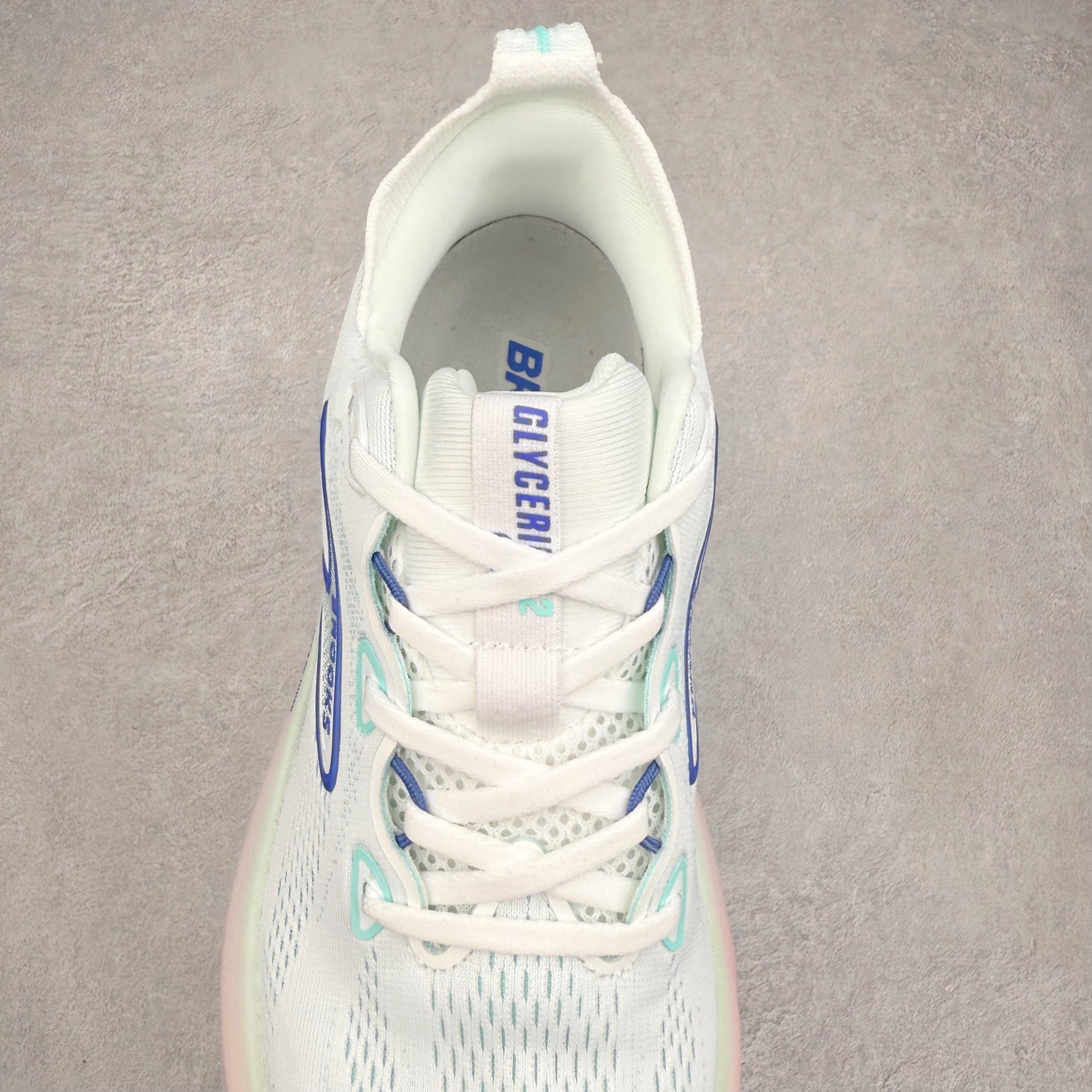 图片[5]-Brooks Glycerin GTS 22 布鲁克斯舒适百搭宽版防滑耐磨 低帮 休闲马拉松长跑跑步鞋 Brooks 四大跑鞋之一 百年品牌 跑鞋从外形上基本就能判断这是一款速度跑鞋 简洁干练的外形结构和极强的运动流线型看着非常有速度感 上脚的第一感觉是非常轻 美码9码的鞋单只206g不到 从个人偏好来说 200g左右的竞速鞋最具安全感 鞋面采用单层网布 很薄 前掌使用了大量开放式网眼 排气直接快速 透气性上乘 鞋舌也是轻量化设计 仅为一层麂皮 和脚背完美贴合 鞋舌中央有个防偏穿孔 从实际穿着来看 通常鞋舌都是外偏 如果是防偏穿孔位于中心 防偏效果其实并不十分有效 如果采用趋外侧的偏心设计更有效 鞋帮泡棉填充量不大 但非常紧凑 贴合舒适 包裹稳固 内置硬质TPU保证必要的稳定性 跑鞋中底采用的是DNA FLASH科技材料 DNA FLASH中底科技 是Brooks第一款将氮气注入中底的创新科技 主要原理是借助“超临界流体”发泡技术 将液态氮稳定的转化为气态氮 并使其均匀地形成无数紧密贴合的密闭式气囊结构 尺码：36 36.5 37.5 38 38.5 39 40 40.5 41 42 42.5 43 44 44.5 45 46-选品中心