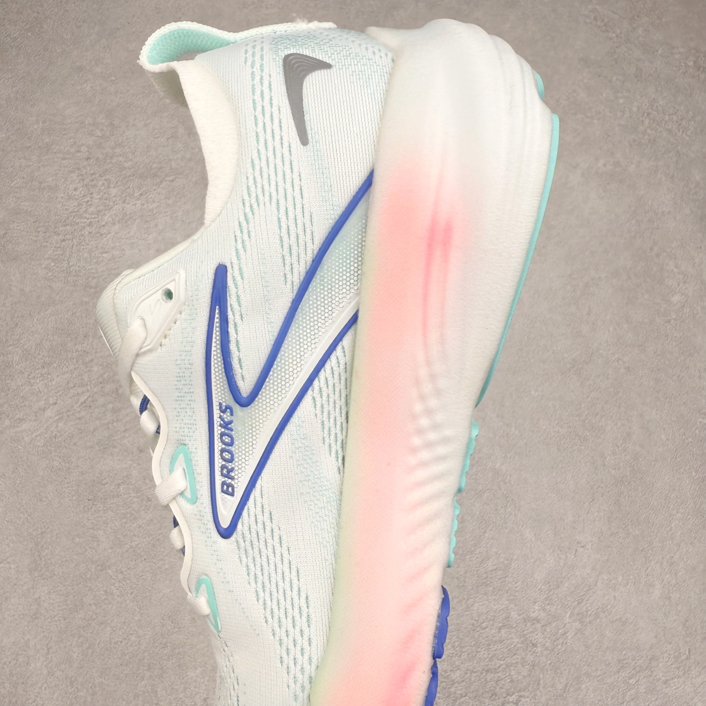 图片[7]-Brooks Glycerin GTS 22 布鲁克斯舒适百搭宽版防滑耐磨 低帮 休闲马拉松长跑跑步鞋 Brooks 四大跑鞋之一 百年品牌 跑鞋从外形上基本就能判断这是一款速度跑鞋 简洁干练的外形结构和极强的运动流线型看着非常有速度感 上脚的第一感觉是非常轻 美码9码的鞋单只206g不到 从个人偏好来说 200g左右的竞速鞋最具安全感 鞋面采用单层网布 很薄 前掌使用了大量开放式网眼 排气直接快速 透气性上乘 鞋舌也是轻量化设计 仅为一层麂皮 和脚背完美贴合 鞋舌中央有个防偏穿孔 从实际穿着来看 通常鞋舌都是外偏 如果是防偏穿孔位于中心 防偏效果其实并不十分有效 如果采用趋外侧的偏心设计更有效 鞋帮泡棉填充量不大 但非常紧凑 贴合舒适 包裹稳固 内置硬质TPU保证必要的稳定性 跑鞋中底采用的是DNA FLASH科技材料 DNA FLASH中底科技 是Brooks第一款将氮气注入中底的创新科技 主要原理是借助“超临界流体”发泡技术 将液态氮稳定的转化为气态氮 并使其均匀地形成无数紧密贴合的密闭式气囊结构 尺码：36 36.5 37.5 38 38.5 39 40 40.5 41 42 42.5 43 44 44.5 45 46-选品中心