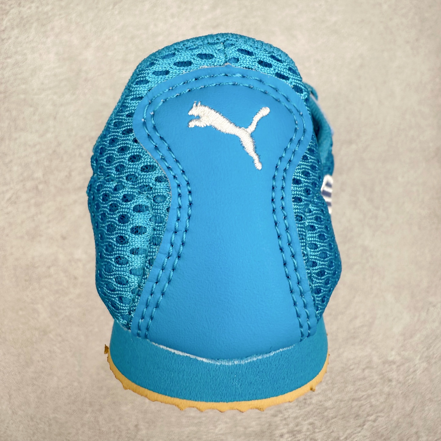 图片[8]-＃TG特价福利 PUMA Speedca OG 彪马极速赛车系列低帮德训风拼接复古百搭休闲运动赛车鞋 鞋款从80、90年代赛车手所穿的防火赛车鞋为原型，鞋身线条模仿了赛车的流线廓形，体现了空气动力学原理的结构。简约流畅的外观，恰好又和贯穿其中的Formstrip Logo融合恰到好处，视觉上细节丰富且协调。本次Speedcat OG鞋款归来，最大看点自然式保留了窄版鞋型以及薄底构造。这两年各品牌鞋底越做越厚，Speedcat反其道而行之，上脚几乎无鞋底的效果带来耳目一新的视觉体验。鞋面依旧是以质感细腻的麂皮材质打造，并且大面积近乎全包裹的使用，复古味道也愈发浓烈。配色上更是将最原始的黑色和红色带回，向F1赛车队的标志性队服致敬。相信让各位一眼种草的更多是出挑的大红色，上脚即可瞬间点亮整体造型，在以球鞋为核心的OOTD中脱颖而出。而另一款黑色则是低调的万金油，彰显新潮个性的同时又不喧宾夺主，也是热爱简约系穿搭朋友的首选。 尺码：35.5 36 37 37.5 38 38.5 39 40 40.5 41 42 42.5 43 44 44.5 45-选品中心