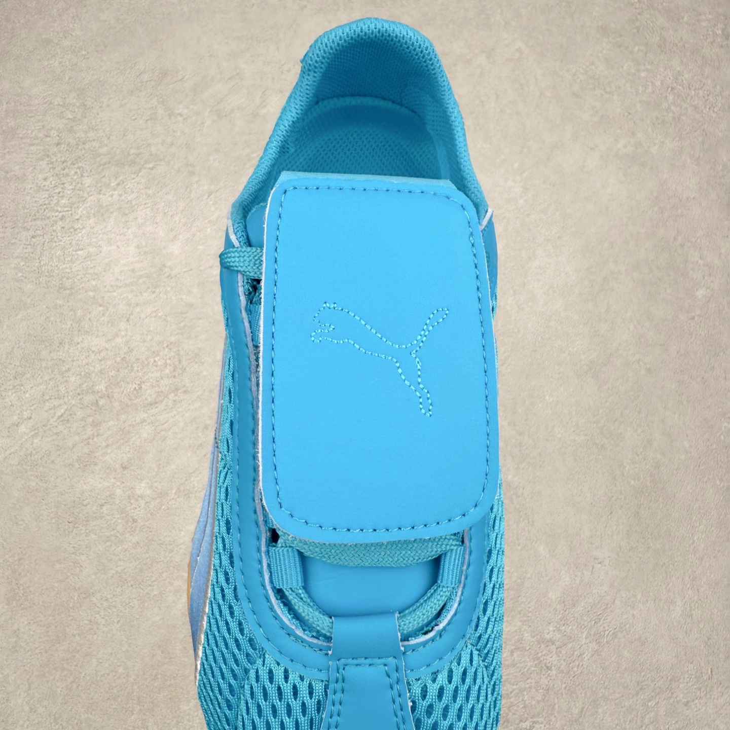 图片[5]-＃TG特价福利 PUMA Speedca OG 彪马极速赛车系列低帮德训风拼接复古百搭休闲运动赛车鞋 鞋款从80、90年代赛车手所穿的防火赛车鞋为原型，鞋身线条模仿了赛车的流线廓形，体现了空气动力学原理的结构。简约流畅的外观，恰好又和贯穿其中的Formstrip Logo融合恰到好处，视觉上细节丰富且协调。本次Speedcat OG鞋款归来，最大看点自然式保留了窄版鞋型以及薄底构造。这两年各品牌鞋底越做越厚，Speedcat反其道而行之，上脚几乎无鞋底的效果带来耳目一新的视觉体验。鞋面依旧是以质感细腻的麂皮材质打造，并且大面积近乎全包裹的使用，复古味道也愈发浓烈。配色上更是将最原始的黑色和红色带回，向F1赛车队的标志性队服致敬。相信让各位一眼种草的更多是出挑的大红色，上脚即可瞬间点亮整体造型，在以球鞋为核心的OOTD中脱颖而出。而另一款黑色则是低调的万金油，彰显新潮个性的同时又不喧宾夺主，也是热爱简约系穿搭朋友的首选。 尺码：35.5 36 37 37.5 38 38.5 39 40 40.5 41 42 42.5 43 44 44.5 45-选品中心