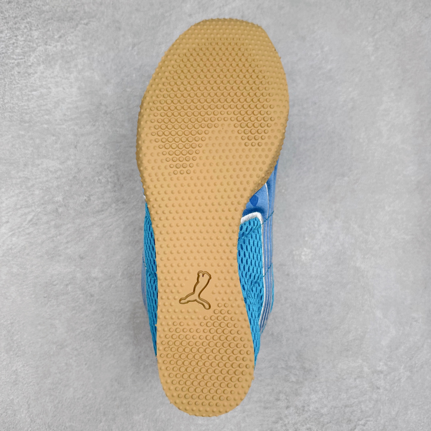 图片[9]-＃TG特价福利 PUMA Speedca OG 彪马极速赛车系列低帮德训风拼接复古百搭休闲运动赛车鞋 鞋款从80、90年代赛车手所穿的防火赛车鞋为原型，鞋身线条模仿了赛车的流线廓形，体现了空气动力学原理的结构。简约流畅的外观，恰好又和贯穿其中的Formstrip Logo融合恰到好处，视觉上细节丰富且协调。本次Speedcat OG鞋款归来，最大看点自然式保留了窄版鞋型以及薄底构造。这两年各品牌鞋底越做越厚，Speedcat反其道而行之，上脚几乎无鞋底的效果带来耳目一新的视觉体验。鞋面依旧是以质感细腻的麂皮材质打造，并且大面积近乎全包裹的使用，复古味道也愈发浓烈。配色上更是将最原始的黑色和红色带回，向F1赛车队的标志性队服致敬。相信让各位一眼种草的更多是出挑的大红色，上脚即可瞬间点亮整体造型，在以球鞋为核心的OOTD中脱颖而出。而另一款黑色则是低调的万金油，彰显新潮个性的同时又不喧宾夺主，也是热爱简约系穿搭朋友的首选。 尺码：35.5 36 37 37.5 38 38.5 39 40 40.5 41 42 42.5 43 44 44.5 45-选品中心