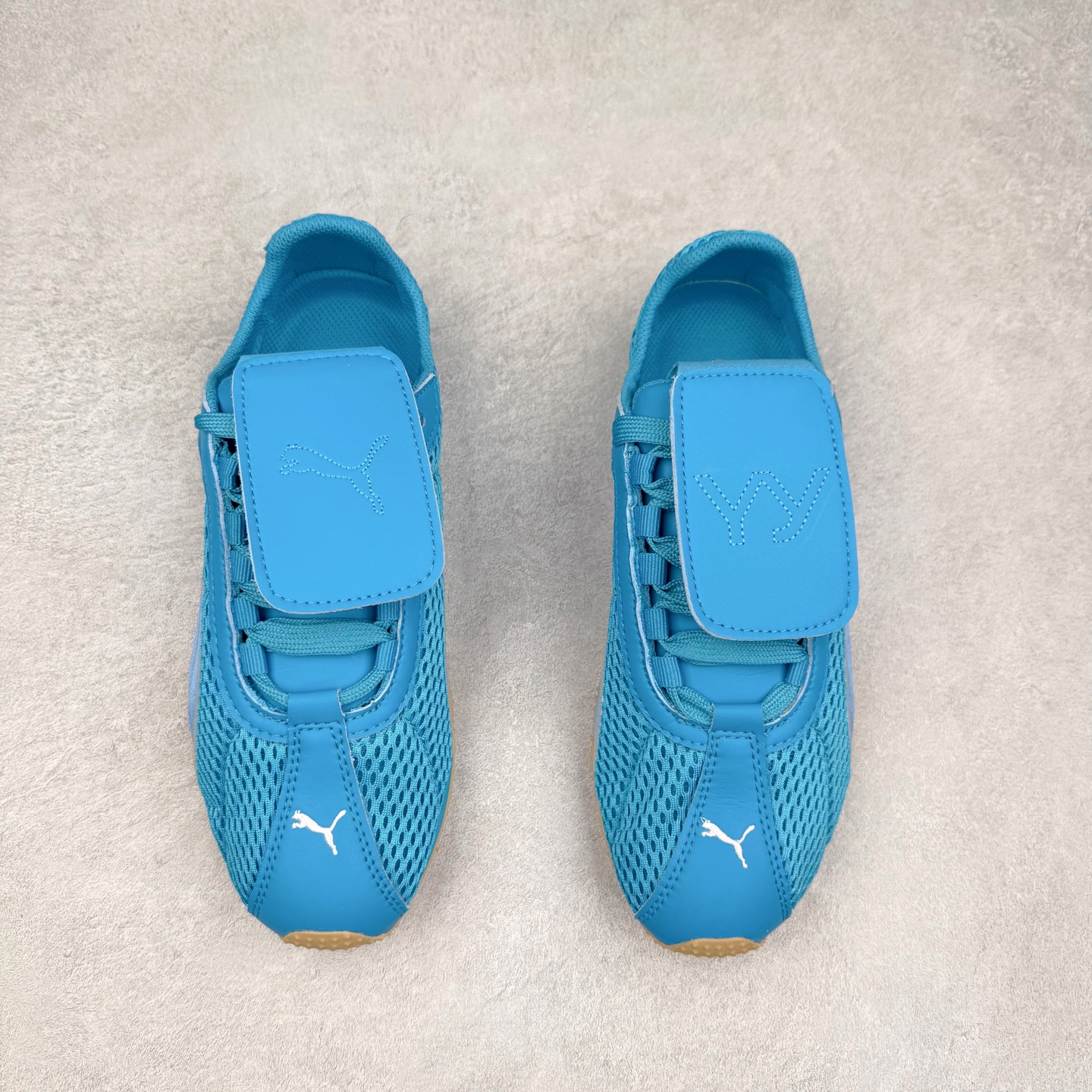 图片[2]-＃TG特价福利 PUMA Speedca OG 彪马极速赛车系列低帮德训风拼接复古百搭休闲运动赛车鞋 鞋款从80、90年代赛车手所穿的防火赛车鞋为原型，鞋身线条模仿了赛车的流线廓形，体现了空气动力学原理的结构。简约流畅的外观，恰好又和贯穿其中的Formstrip Logo融合恰到好处，视觉上细节丰富且协调。本次Speedcat OG鞋款归来，最大看点自然式保留了窄版鞋型以及薄底构造。这两年各品牌鞋底越做越厚，Speedcat反其道而行之，上脚几乎无鞋底的效果带来耳目一新的视觉体验。鞋面依旧是以质感细腻的麂皮材质打造，并且大面积近乎全包裹的使用，复古味道也愈发浓烈。配色上更是将最原始的黑色和红色带回，向F1赛车队的标志性队服致敬。相信让各位一眼种草的更多是出挑的大红色，上脚即可瞬间点亮整体造型，在以球鞋为核心的OOTD中脱颖而出。而另一款黑色则是低调的万金油，彰显新潮个性的同时又不喧宾夺主，也是热爱简约系穿搭朋友的首选。 尺码：35.5 36 37 37.5 38 38.5 39 40 40.5 41 42 42.5 43 44 44.5 45-选品中心