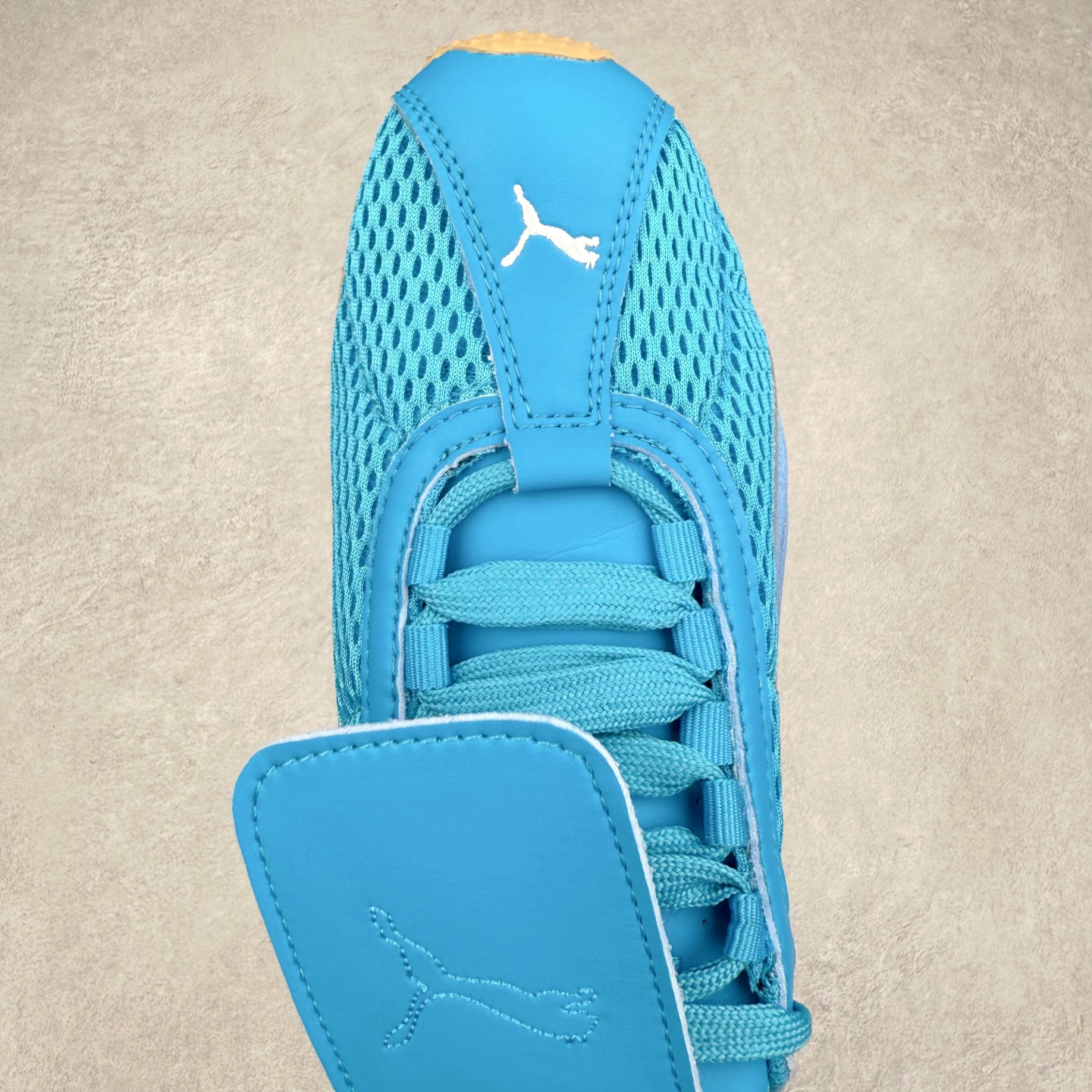 图片[4]-＃TG特价福利 PUMA Speedca OG 彪马极速赛车系列低帮德训风拼接复古百搭休闲运动赛车鞋 鞋款从80、90年代赛车手所穿的防火赛车鞋为原型，鞋身线条模仿了赛车的流线廓形，体现了空气动力学原理的结构。简约流畅的外观，恰好又和贯穿其中的Formstrip Logo融合恰到好处，视觉上细节丰富且协调。本次Speedcat OG鞋款归来，最大看点自然式保留了窄版鞋型以及薄底构造。这两年各品牌鞋底越做越厚，Speedcat反其道而行之，上脚几乎无鞋底的效果带来耳目一新的视觉体验。鞋面依旧是以质感细腻的麂皮材质打造，并且大面积近乎全包裹的使用，复古味道也愈发浓烈。配色上更是将最原始的黑色和红色带回，向F1赛车队的标志性队服致敬。相信让各位一眼种草的更多是出挑的大红色，上脚即可瞬间点亮整体造型，在以球鞋为核心的OOTD中脱颖而出。而另一款黑色则是低调的万金油，彰显新潮个性的同时又不喧宾夺主，也是热爱简约系穿搭朋友的首选。 尺码：35.5 36 37 37.5 38 38.5 39 40 40.5 41 42 42.5 43 44 44.5 45-选品中心