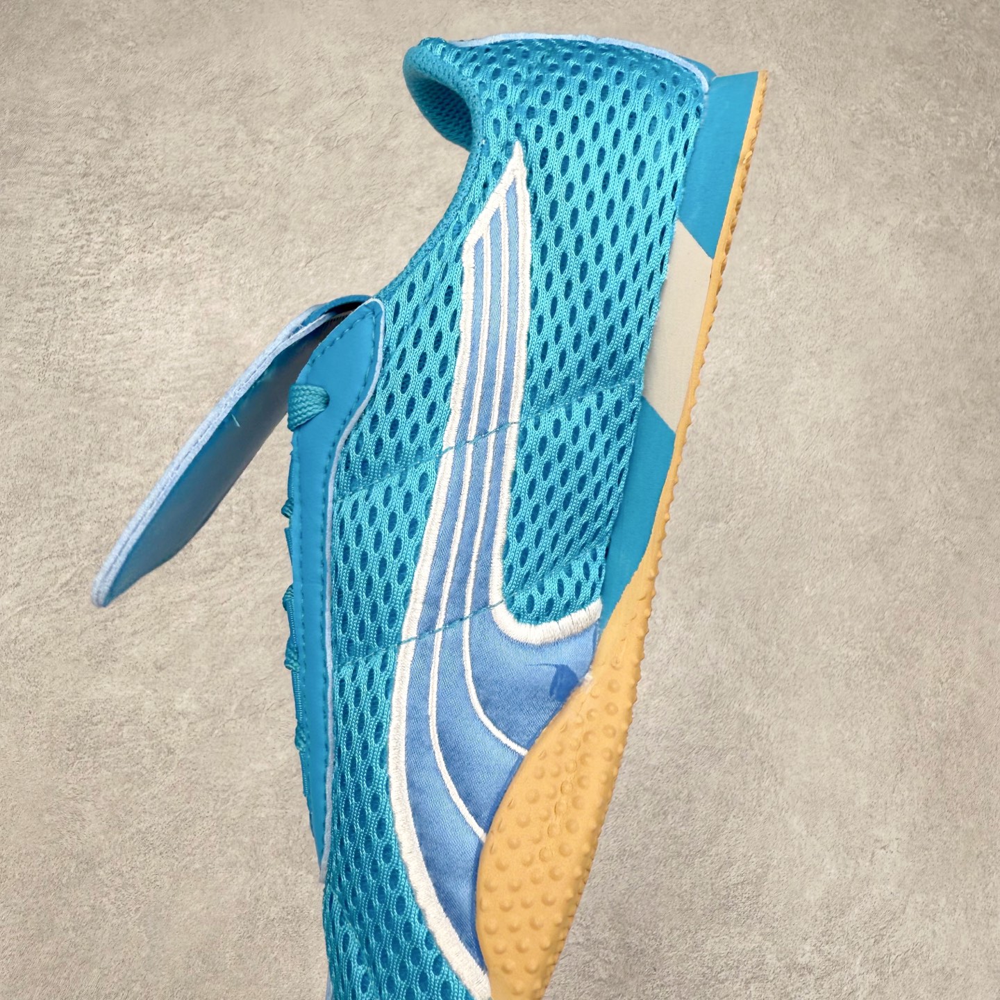 图片[7]-＃TG特价福利 PUMA Speedca OG 彪马极速赛车系列低帮德训风拼接复古百搭休闲运动赛车鞋 鞋款从80、90年代赛车手所穿的防火赛车鞋为原型，鞋身线条模仿了赛车的流线廓形，体现了空气动力学原理的结构。简约流畅的外观，恰好又和贯穿其中的Formstrip Logo融合恰到好处，视觉上细节丰富且协调。本次Speedcat OG鞋款归来，最大看点自然式保留了窄版鞋型以及薄底构造。这两年各品牌鞋底越做越厚，Speedcat反其道而行之，上脚几乎无鞋底的效果带来耳目一新的视觉体验。鞋面依旧是以质感细腻的麂皮材质打造，并且大面积近乎全包裹的使用，复古味道也愈发浓烈。配色上更是将最原始的黑色和红色带回，向F1赛车队的标志性队服致敬。相信让各位一眼种草的更多是出挑的大红色，上脚即可瞬间点亮整体造型，在以球鞋为核心的OOTD中脱颖而出。而另一款黑色则是低调的万金油，彰显新潮个性的同时又不喧宾夺主，也是热爱简约系穿搭朋友的首选。 尺码：35.5 36 37 37.5 38 38.5 39 40 40.5 41 42 42.5 43 44 44.5 45-选品中心