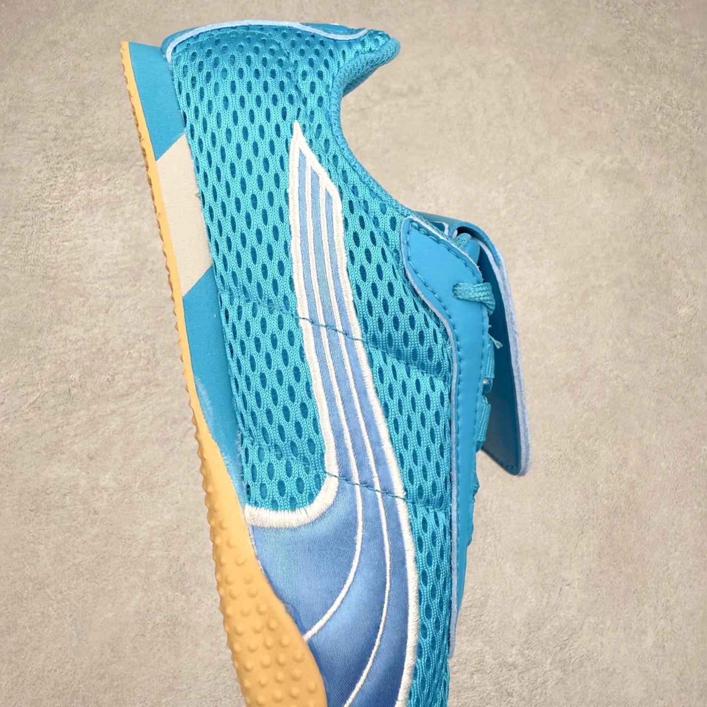 图片[6]-＃TG特价福利 PUMA Speedca OG 彪马极速赛车系列低帮德训风拼接复古百搭休闲运动赛车鞋 鞋款从80、90年代赛车手所穿的防火赛车鞋为原型，鞋身线条模仿了赛车的流线廓形，体现了空气动力学原理的结构。简约流畅的外观，恰好又和贯穿其中的Formstrip Logo融合恰到好处，视觉上细节丰富且协调。本次Speedcat OG鞋款归来，最大看点自然式保留了窄版鞋型以及薄底构造。这两年各品牌鞋底越做越厚，Speedcat反其道而行之，上脚几乎无鞋底的效果带来耳目一新的视觉体验。鞋面依旧是以质感细腻的麂皮材质打造，并且大面积近乎全包裹的使用，复古味道也愈发浓烈。配色上更是将最原始的黑色和红色带回，向F1赛车队的标志性队服致敬。相信让各位一眼种草的更多是出挑的大红色，上脚即可瞬间点亮整体造型，在以球鞋为核心的OOTD中脱颖而出。而另一款黑色则是低调的万金油，彰显新潮个性的同时又不喧宾夺主，也是热爱简约系穿搭朋友的首选。 尺码：35.5 36 37 37.5 38 38.5 39 40 40.5 41 42 42.5 43 44 44.5 45-选品中心