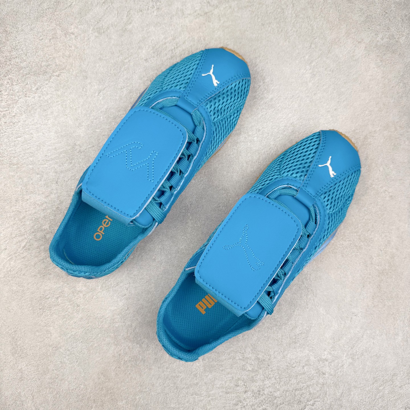 图片[3]-＃TG特价福利 PUMA Speedca OG 彪马极速赛车系列低帮德训风拼接复古百搭休闲运动赛车鞋 鞋款从80、90年代赛车手所穿的防火赛车鞋为原型，鞋身线条模仿了赛车的流线廓形，体现了空气动力学原理的结构。简约流畅的外观，恰好又和贯穿其中的Formstrip Logo融合恰到好处，视觉上细节丰富且协调。本次Speedcat OG鞋款归来，最大看点自然式保留了窄版鞋型以及薄底构造。这两年各品牌鞋底越做越厚，Speedcat反其道而行之，上脚几乎无鞋底的效果带来耳目一新的视觉体验。鞋面依旧是以质感细腻的麂皮材质打造，并且大面积近乎全包裹的使用，复古味道也愈发浓烈。配色上更是将最原始的黑色和红色带回，向F1赛车队的标志性队服致敬。相信让各位一眼种草的更多是出挑的大红色，上脚即可瞬间点亮整体造型，在以球鞋为核心的OOTD中脱颖而出。而另一款黑色则是低调的万金油，彰显新潮个性的同时又不喧宾夺主，也是热爱简约系穿搭朋友的首选。 尺码：35.5 36 37 37.5 38 38.5 39 40 40.5 41 42 42.5 43 44 44.5 45-选品中心