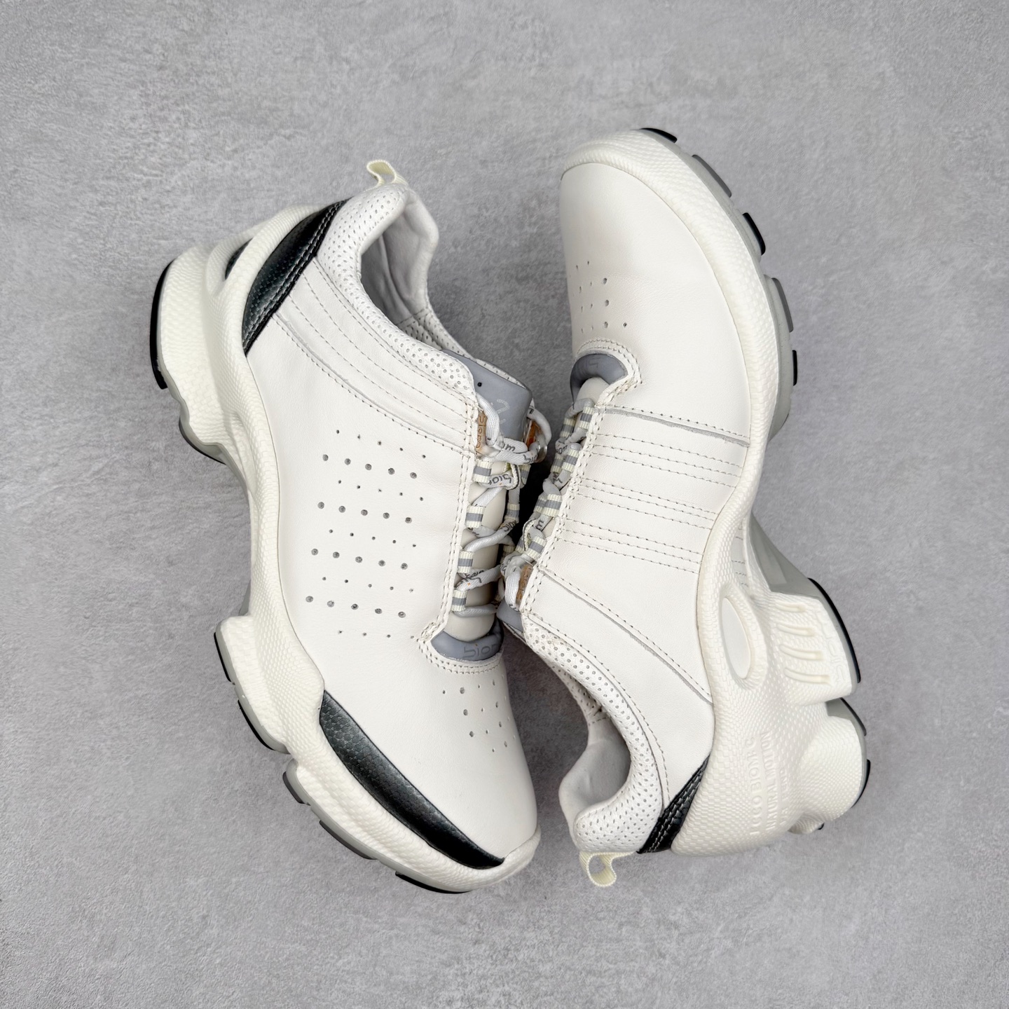 图片[3]-ECCO爱步老爹鞋男士夏季新款 飞织网面百搭潮流户外运动鞋 健步BIOM系列新款 全新的轻量发泡底材与直接注塑橡胶大底相结合 柔软舒适，轻量回弹，脚感更轻盈 鞋面采用GORE-TEX飞织网面与牛皮相结合 给你贴心透气呵护 自然律动科技 符合人体工学鞋楦 贴近足部天然形态 橡胶大底，抓地力强，具有良好的耐磨性 轻盈自如 适跑畅练 尺码：38 39 40 41 42 43 44 （皮鞋码）-选品中心