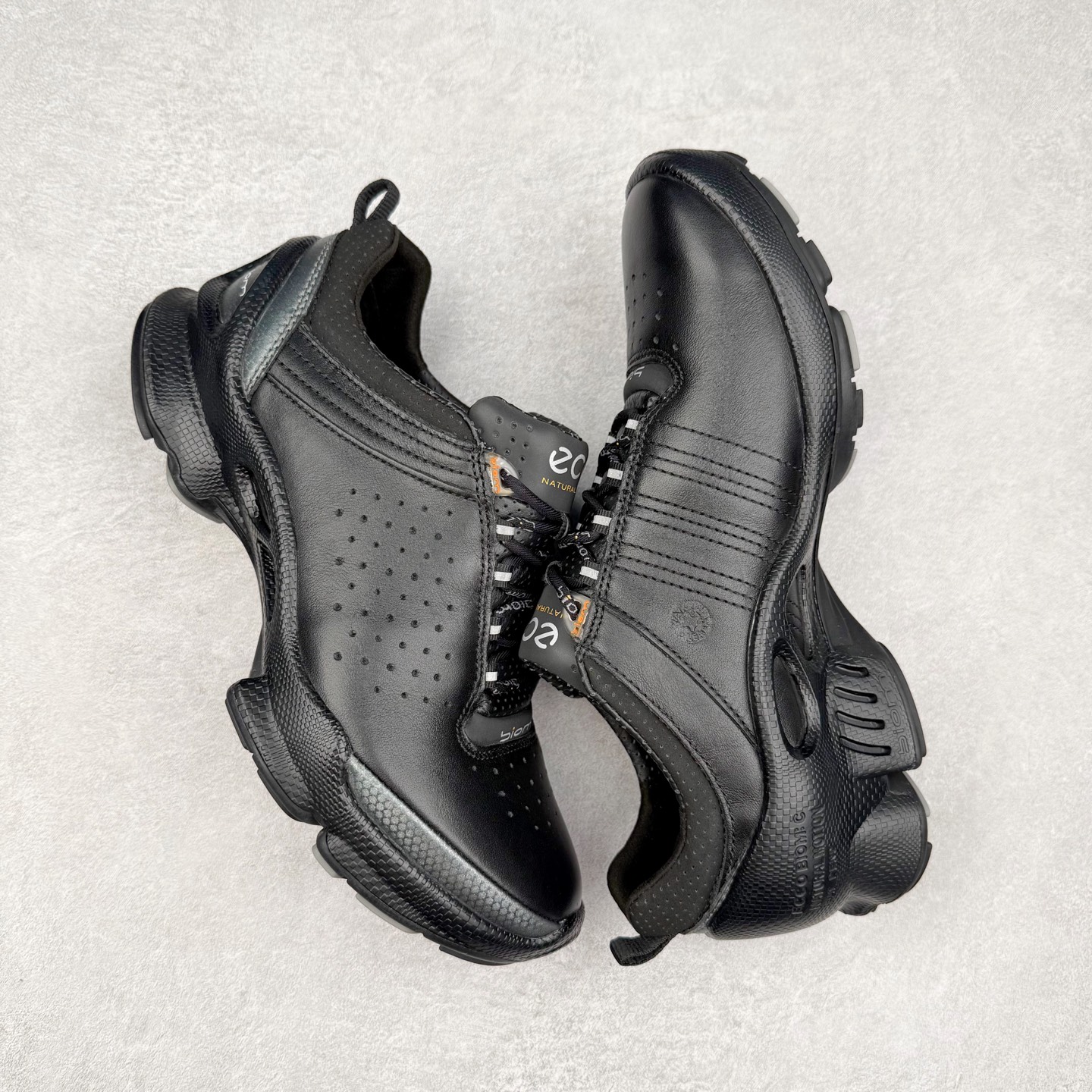 图片[3]-ECCO爱步老爹鞋男士夏季新款 飞织网面百搭潮流户外运动鞋 健步BIOM系列新款 全新的轻量发泡底材与直接注塑橡胶大底相结合 柔软舒适，轻量回弹，脚感更轻盈 鞋面采用GORE-TEX飞织网面与牛皮相结合 给你贴心透气呵护 自然律动科技 符合人体工学鞋楦 贴近足部天然形态 橡胶大底，抓地力强，具有良好的耐磨性 轻盈自如 适跑畅练 尺码：38 39 40 41 42 43 44 （皮鞋码）-选品中心