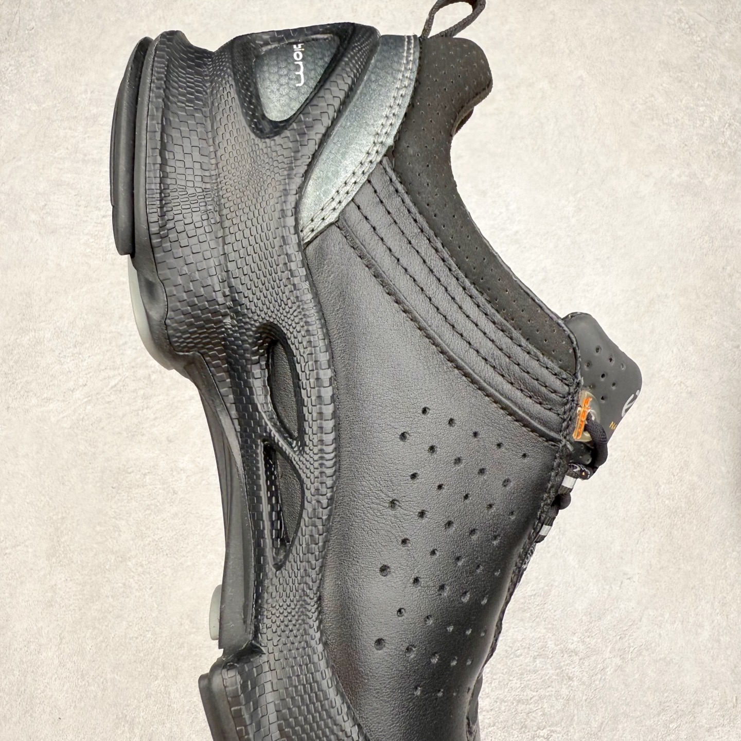 图片[6]-ECCO爱步老爹鞋男士夏季新款 飞织网面百搭潮流户外运动鞋 健步BIOM系列新款 全新的轻量发泡底材与直接注塑橡胶大底相结合 柔软舒适，轻量回弹，脚感更轻盈 鞋面采用GORE-TEX飞织网面与牛皮相结合 给你贴心透气呵护 自然律动科技 符合人体工学鞋楦 贴近足部天然形态 橡胶大底，抓地力强，具有良好的耐磨性 轻盈自如 适跑畅练 尺码：38 39 40 41 42 43 44 （皮鞋码）-选品中心