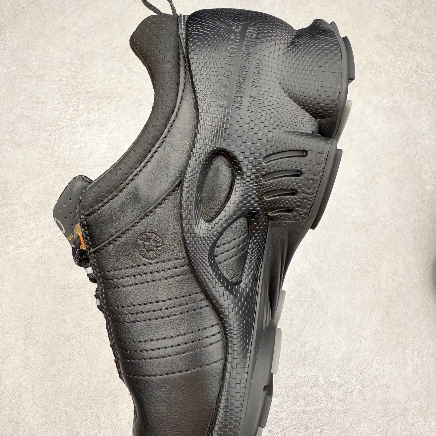 图片[7]-ECCO爱步老爹鞋男士夏季新款 飞织网面百搭潮流户外运动鞋 健步BIOM系列新款 全新的轻量发泡底材与直接注塑橡胶大底相结合 柔软舒适，轻量回弹，脚感更轻盈 鞋面采用GORE-TEX飞织网面与牛皮相结合 给你贴心透气呵护 自然律动科技 符合人体工学鞋楦 贴近足部天然形态 橡胶大底，抓地力强，具有良好的耐磨性 轻盈自如 适跑畅练 尺码：38 39 40 41 42 43 44 （皮鞋码）-选品中心