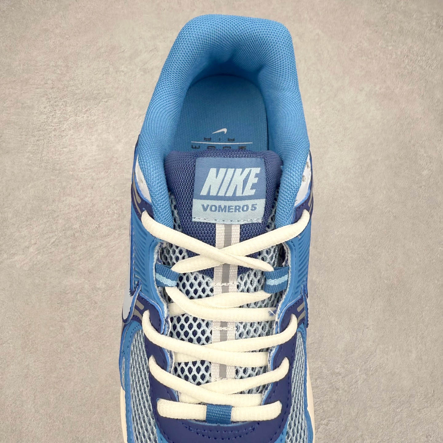 图片[5]-NK Zoom Vomero 5 经典复古潮流运动鞋 融蕴繁复设计风范和丰富层次感 缔造运动鞋佳选 助你轻松型出范 开辟独属于自己的路 鞋款采用多层设计 融入织物与合成材质 塑就本季出众鞋款 合成材质与织物组合鞋面 经久耐穿 后跟网眼拼接和透气孔设计 轻盈透气Zoom Air缓震配置提供出色回弹缓震性能 实现快速离地的出众脚感 巧糅科技感和低调设计 为鞋款注入反光细节 令你迈步间尽显闪耀魅力 结合中性色调 让你驾驭不同穿搭 打造非凡造型 尺码：36 36.5 37.5 38 38.5 39 40 40.5 41 42 42.5 43 44 44.5 45-选品中心