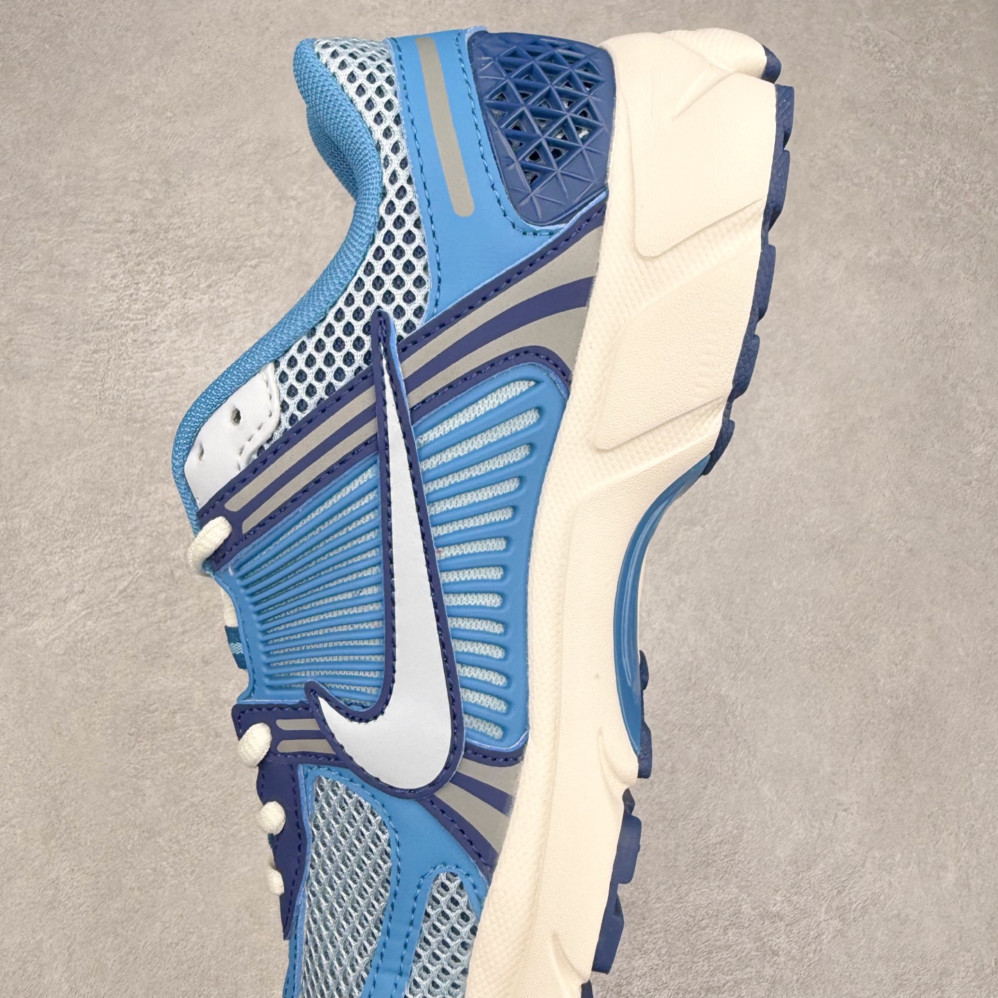 图片[7]-NK Zoom Vomero 5 经典复古潮流运动鞋 融蕴繁复设计风范和丰富层次感 缔造运动鞋佳选 助你轻松型出范 开辟独属于自己的路 鞋款采用多层设计 融入织物与合成材质 塑就本季出众鞋款 合成材质与织物组合鞋面 经久耐穿 后跟网眼拼接和透气孔设计 轻盈透气Zoom Air缓震配置提供出色回弹缓震性能 实现快速离地的出众脚感 巧糅科技感和低调设计 为鞋款注入反光细节 令你迈步间尽显闪耀魅力 结合中性色调 让你驾驭不同穿搭 打造非凡造型 尺码：36 36.5 37.5 38 38.5 39 40 40.5 41 42 42.5 43 44 44.5 45-选品中心