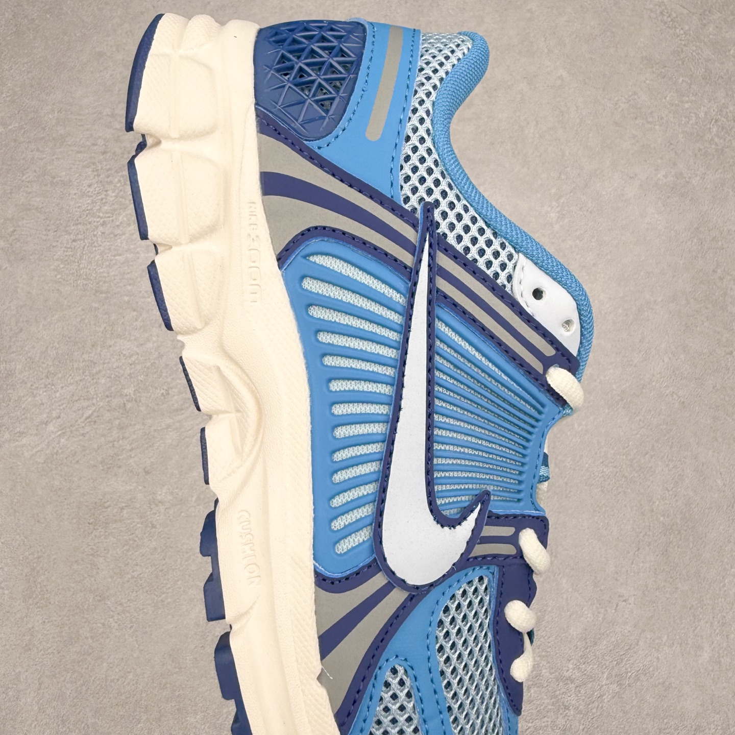 图片[6]-NK Zoom Vomero 5 经典复古潮流运动鞋 融蕴繁复设计风范和丰富层次感 缔造运动鞋佳选 助你轻松型出范 开辟独属于自己的路 鞋款采用多层设计 融入织物与合成材质 塑就本季出众鞋款 合成材质与织物组合鞋面 经久耐穿 后跟网眼拼接和透气孔设计 轻盈透气Zoom Air缓震配置提供出色回弹缓震性能 实现快速离地的出众脚感 巧糅科技感和低调设计 为鞋款注入反光细节 令你迈步间尽显闪耀魅力 结合中性色调 让你驾驭不同穿搭 打造非凡造型 尺码：36 36.5 37.5 38 38.5 39 40 40.5 41 42 42.5 43 44 44.5 45-选品中心