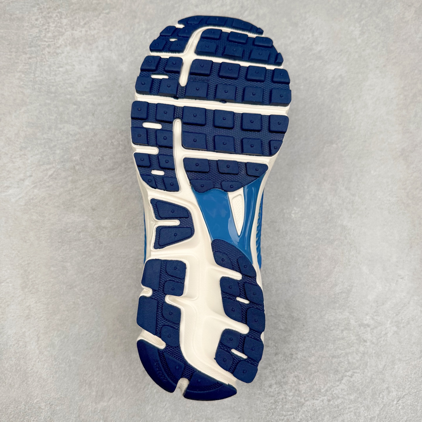 图片[9]-NK Zoom Vomero 5 经典复古潮流运动鞋 融蕴繁复设计风范和丰富层次感 缔造运动鞋佳选 助你轻松型出范 开辟独属于自己的路 鞋款采用多层设计 融入织物与合成材质 塑就本季出众鞋款 合成材质与织物组合鞋面 经久耐穿 后跟网眼拼接和透气孔设计 轻盈透气Zoom Air缓震配置提供出色回弹缓震性能 实现快速离地的出众脚感 巧糅科技感和低调设计 为鞋款注入反光细节 令你迈步间尽显闪耀魅力 结合中性色调 让你驾驭不同穿搭 打造非凡造型 尺码：36 36.5 37.5 38 38.5 39 40 40.5 41 42 42.5 43 44 44.5 45-选品中心