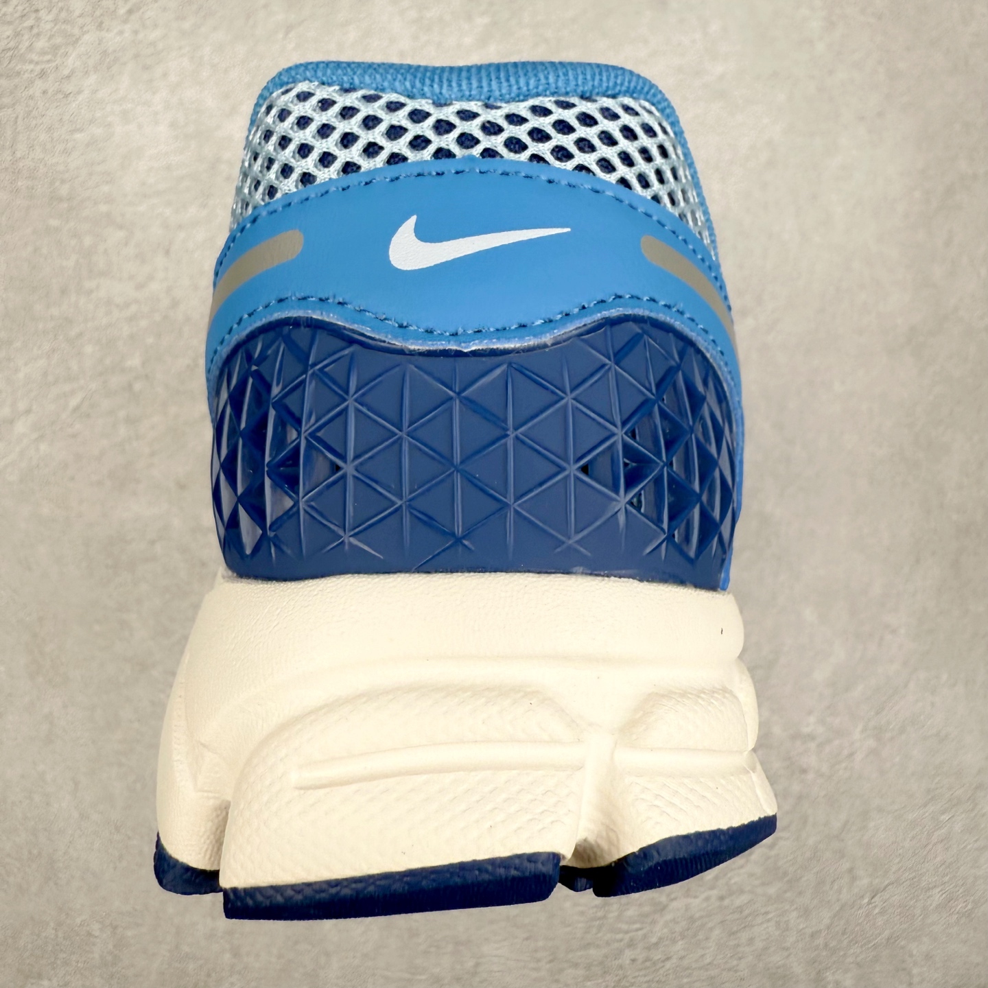 图片[8]-NK Zoom Vomero 5 经典复古潮流运动鞋 融蕴繁复设计风范和丰富层次感 缔造运动鞋佳选 助你轻松型出范 开辟独属于自己的路 鞋款采用多层设计 融入织物与合成材质 塑就本季出众鞋款 合成材质与织物组合鞋面 经久耐穿 后跟网眼拼接和透气孔设计 轻盈透气Zoom Air缓震配置提供出色回弹缓震性能 实现快速离地的出众脚感 巧糅科技感和低调设计 为鞋款注入反光细节 令你迈步间尽显闪耀魅力 结合中性色调 让你驾驭不同穿搭 打造非凡造型 尺码：36 36.5 37.5 38 38.5 39 40 40.5 41 42 42.5 43 44 44.5 45-选品中心