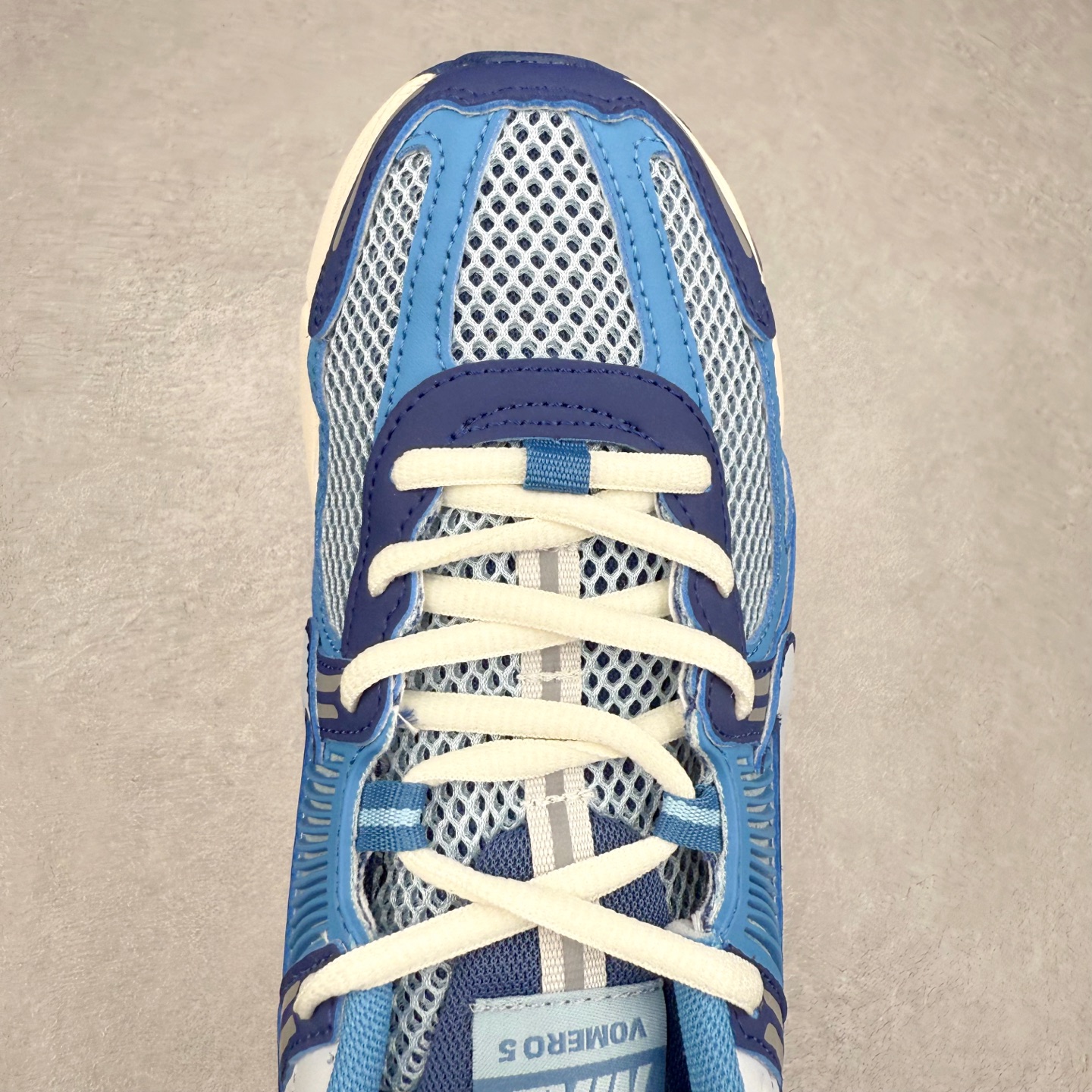 图片[4]-NK Zoom Vomero 5 经典复古潮流运动鞋 融蕴繁复设计风范和丰富层次感 缔造运动鞋佳选 助你轻松型出范 开辟独属于自己的路 鞋款采用多层设计 融入织物与合成材质 塑就本季出众鞋款 合成材质与织物组合鞋面 经久耐穿 后跟网眼拼接和透气孔设计 轻盈透气Zoom Air缓震配置提供出色回弹缓震性能 实现快速离地的出众脚感 巧糅科技感和低调设计 为鞋款注入反光细节 令你迈步间尽显闪耀魅力 结合中性色调 让你驾驭不同穿搭 打造非凡造型 尺码：36 36.5 37.5 38 38.5 39 40 40.5 41 42 42.5 43 44 44.5 45-选品中心