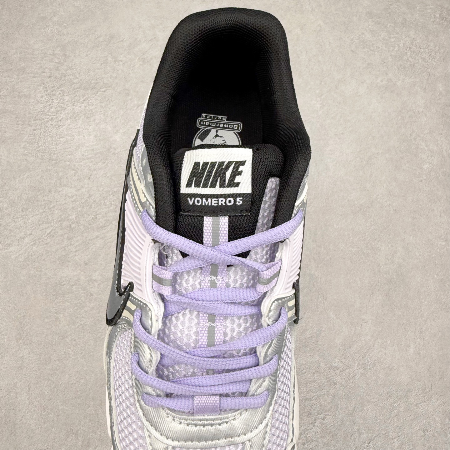 图片[5]-NK Zoom Vomero 5 经典复古潮流运动鞋 融蕴繁复设计风范和丰富层次感 缔造运动鞋佳选 助你轻松型出范 开辟独属于自己的路 鞋款采用多层设计 融入织物与合成材质 塑就本季出众鞋款 合成材质与织物组合鞋面 经久耐穿 后跟网眼拼接和透气孔设计 轻盈透气Zoom Air缓震配置提供出色回弹缓震性能 实现快速离地的出众脚感 巧糅科技感和低调设计 为鞋款注入反光细节 令你迈步间尽显闪耀魅力 结合中性色调 让你驾驭不同穿搭 打造非凡造型 尺码：36 36.5 37.5 38 38.5 39 40 40.5 41 42 42.5 43 44 44.5 45-选品中心