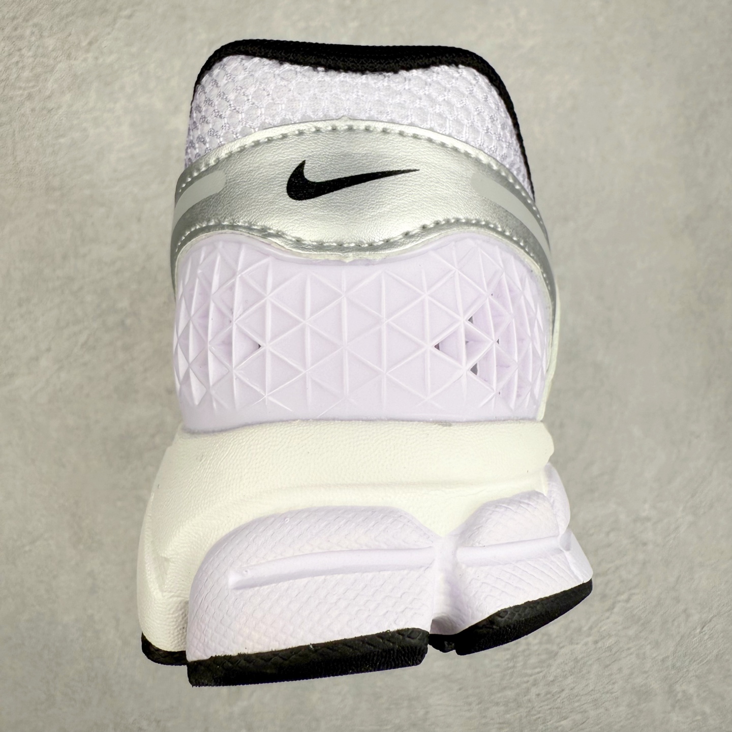 图片[8]-NK Zoom Vomero 5 经典复古潮流运动鞋 融蕴繁复设计风范和丰富层次感 缔造运动鞋佳选 助你轻松型出范 开辟独属于自己的路 鞋款采用多层设计 融入织物与合成材质 塑就本季出众鞋款 合成材质与织物组合鞋面 经久耐穿 后跟网眼拼接和透气孔设计 轻盈透气Zoom Air缓震配置提供出色回弹缓震性能 实现快速离地的出众脚感 巧糅科技感和低调设计 为鞋款注入反光细节 令你迈步间尽显闪耀魅力 结合中性色调 让你驾驭不同穿搭 打造非凡造型 尺码：36 36.5 37.5 38 38.5 39 40 40.5 41 42 42.5 43 44 44.5 45-选品中心