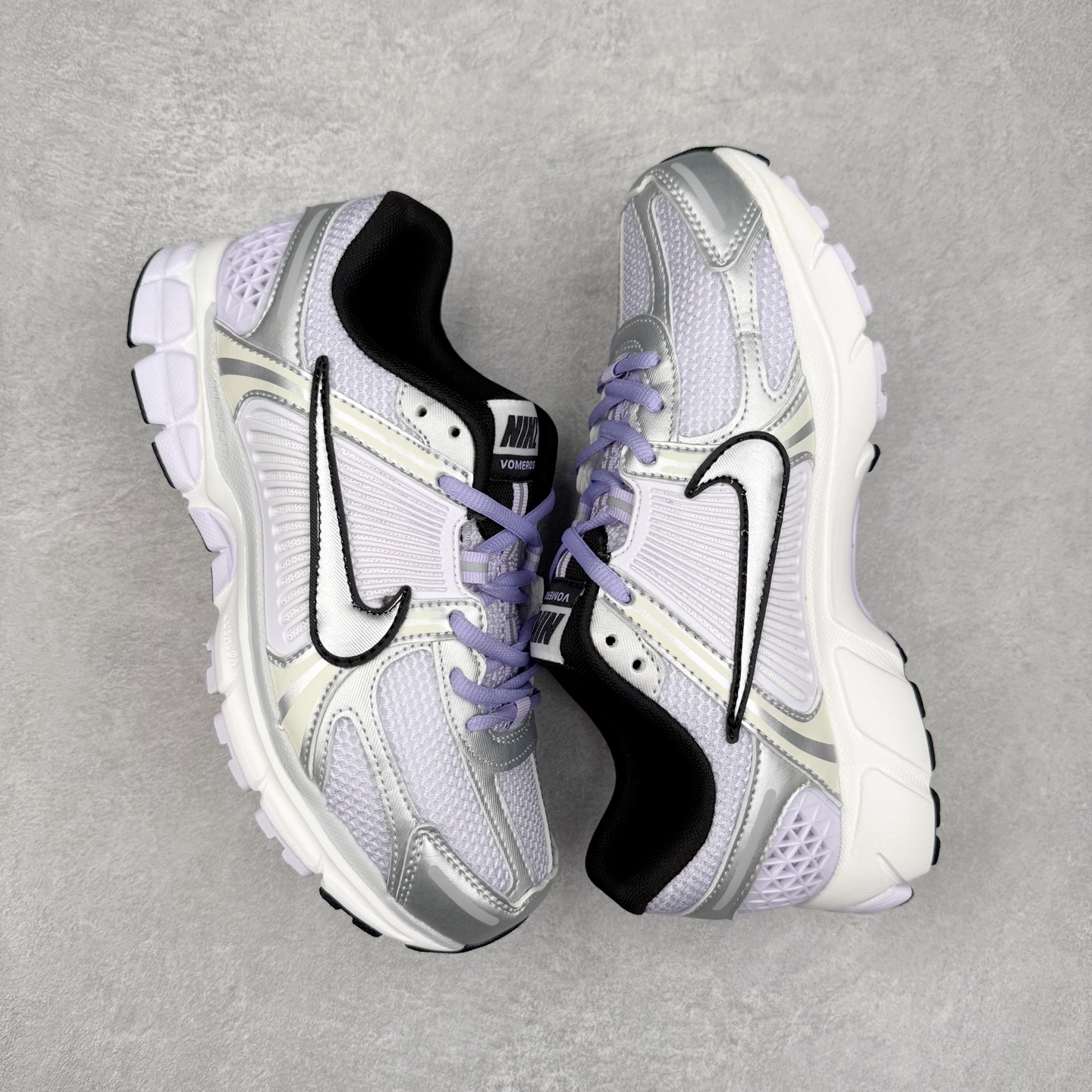 图片[3]-NK Zoom Vomero 5 经典复古潮流运动鞋 融蕴繁复设计风范和丰富层次感 缔造运动鞋佳选 助你轻松型出范 开辟独属于自己的路 鞋款采用多层设计 融入织物与合成材质 塑就本季出众鞋款 合成材质与织物组合鞋面 经久耐穿 后跟网眼拼接和透气孔设计 轻盈透气Zoom Air缓震配置提供出色回弹缓震性能 实现快速离地的出众脚感 巧糅科技感和低调设计 为鞋款注入反光细节 令你迈步间尽显闪耀魅力 结合中性色调 让你驾驭不同穿搭 打造非凡造型 尺码：36 36.5 37.5 38 38.5 39 40 40.5 41 42 42.5 43 44 44.5 45-选品中心