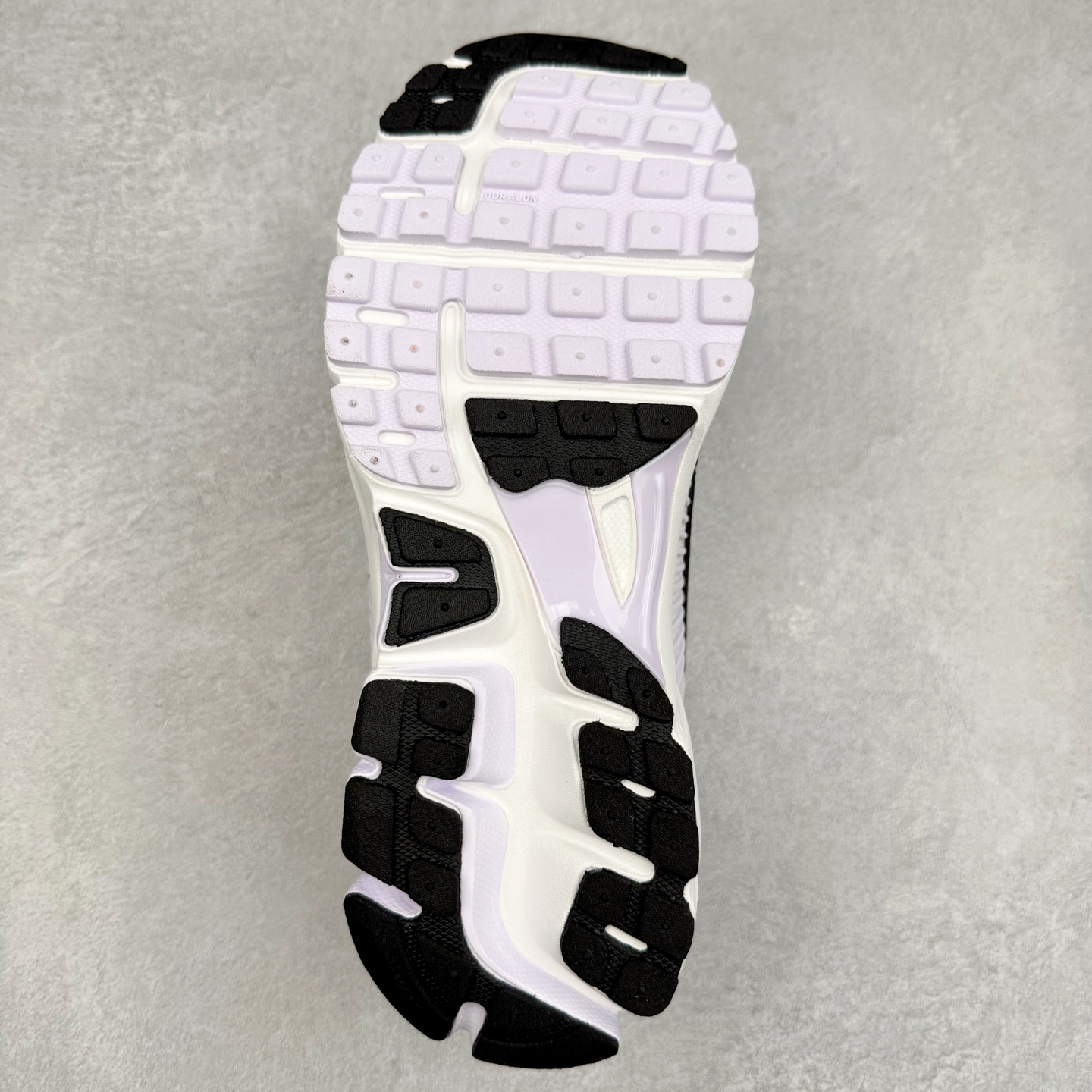 图片[9]-NK Zoom Vomero 5 经典复古潮流运动鞋 融蕴繁复设计风范和丰富层次感 缔造运动鞋佳选 助你轻松型出范 开辟独属于自己的路 鞋款采用多层设计 融入织物与合成材质 塑就本季出众鞋款 合成材质与织物组合鞋面 经久耐穿 后跟网眼拼接和透气孔设计 轻盈透气Zoom Air缓震配置提供出色回弹缓震性能 实现快速离地的出众脚感 巧糅科技感和低调设计 为鞋款注入反光细节 令你迈步间尽显闪耀魅力 结合中性色调 让你驾驭不同穿搭 打造非凡造型 尺码：36 36.5 37.5 38 38.5 39 40 40.5 41 42 42.5 43 44 44.5 45-选品中心