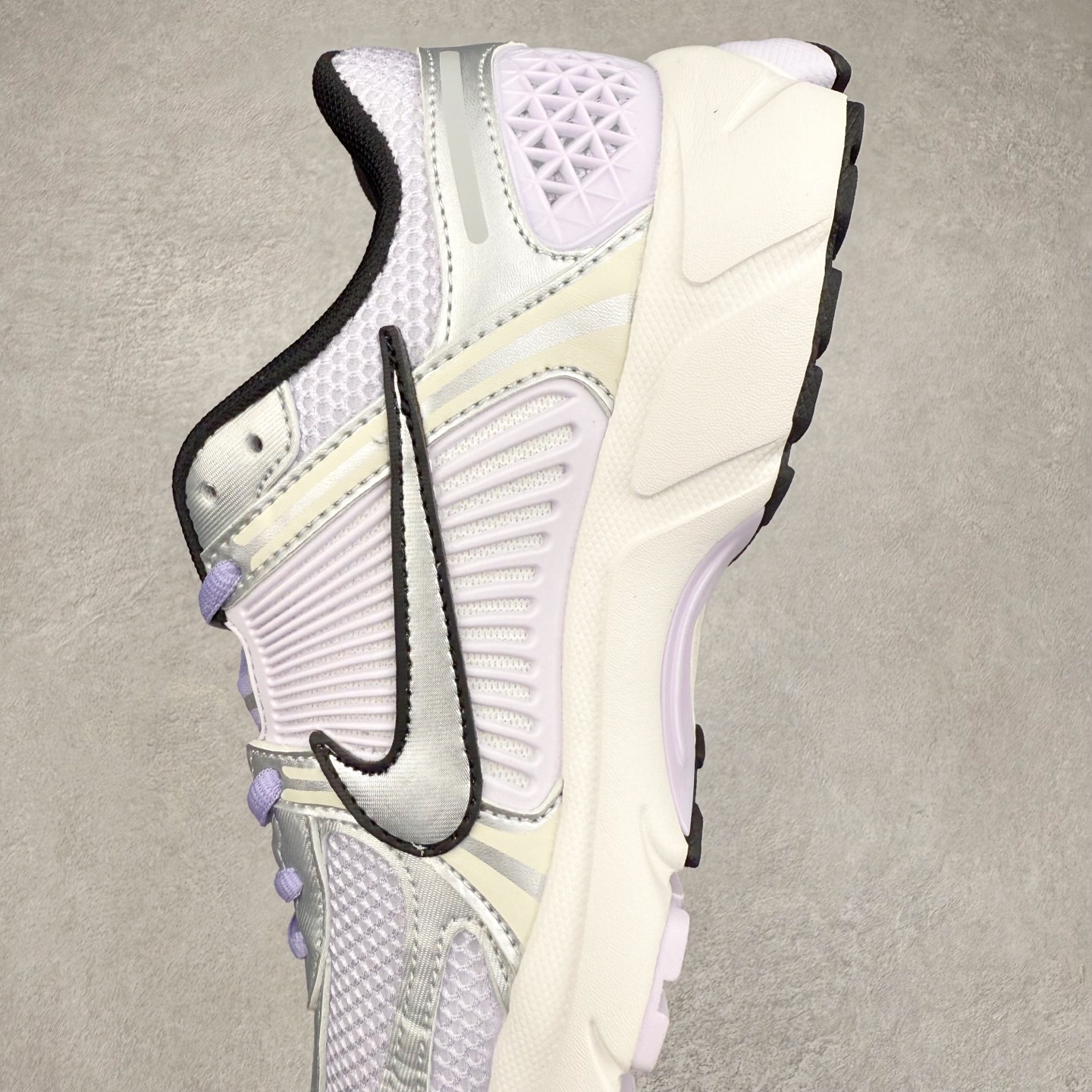 图片[7]-NK Zoom Vomero 5 经典复古潮流运动鞋 融蕴繁复设计风范和丰富层次感 缔造运动鞋佳选 助你轻松型出范 开辟独属于自己的路 鞋款采用多层设计 融入织物与合成材质 塑就本季出众鞋款 合成材质与织物组合鞋面 经久耐穿 后跟网眼拼接和透气孔设计 轻盈透气Zoom Air缓震配置提供出色回弹缓震性能 实现快速离地的出众脚感 巧糅科技感和低调设计 为鞋款注入反光细节 令你迈步间尽显闪耀魅力 结合中性色调 让你驾驭不同穿搭 打造非凡造型 尺码：36 36.5 37.5 38 38.5 39 40 40.5 41 42 42.5 43 44 44.5 45-选品中心