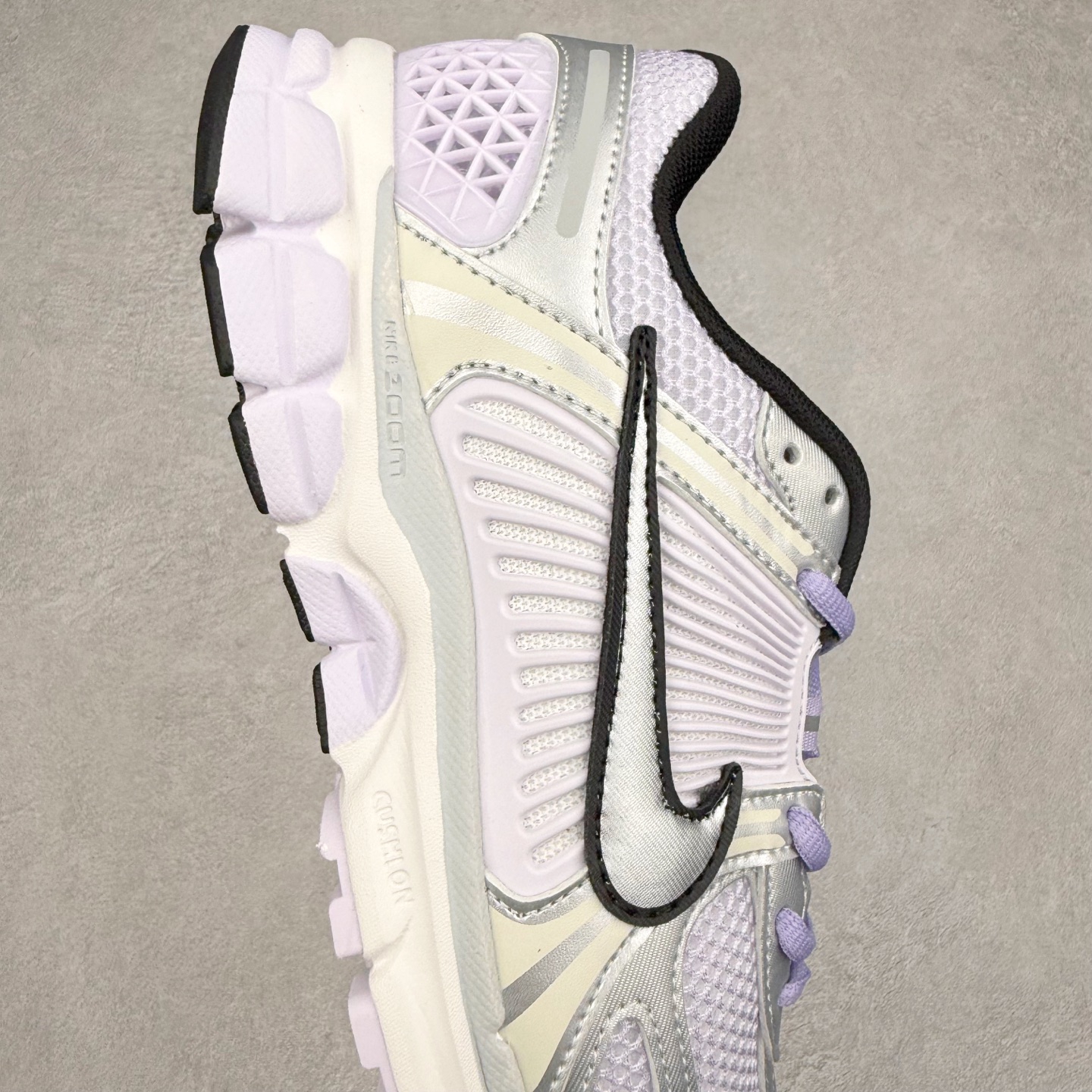 图片[6]-NK Zoom Vomero 5 经典复古潮流运动鞋 融蕴繁复设计风范和丰富层次感 缔造运动鞋佳选 助你轻松型出范 开辟独属于自己的路 鞋款采用多层设计 融入织物与合成材质 塑就本季出众鞋款 合成材质与织物组合鞋面 经久耐穿 后跟网眼拼接和透气孔设计 轻盈透气Zoom Air缓震配置提供出色回弹缓震性能 实现快速离地的出众脚感 巧糅科技感和低调设计 为鞋款注入反光细节 令你迈步间尽显闪耀魅力 结合中性色调 让你驾驭不同穿搭 打造非凡造型 尺码：36 36.5 37.5 38 38.5 39 40 40.5 41 42 42.5 43 44 44.5 45-选品中心