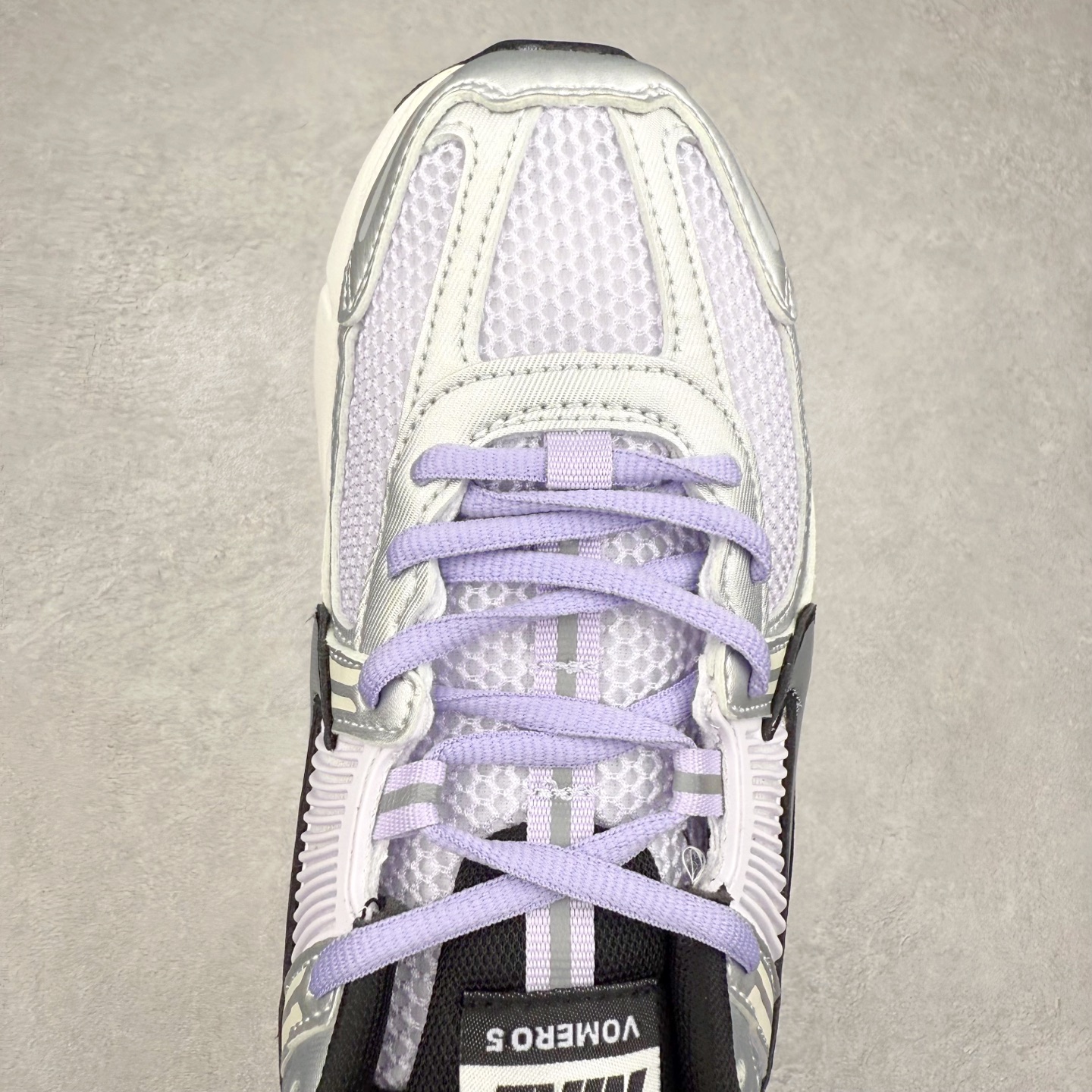 图片[4]-NK Zoom Vomero 5 经典复古潮流运动鞋 融蕴繁复设计风范和丰富层次感 缔造运动鞋佳选 助你轻松型出范 开辟独属于自己的路 鞋款采用多层设计 融入织物与合成材质 塑就本季出众鞋款 合成材质与织物组合鞋面 经久耐穿 后跟网眼拼接和透气孔设计 轻盈透气Zoom Air缓震配置提供出色回弹缓震性能 实现快速离地的出众脚感 巧糅科技感和低调设计 为鞋款注入反光细节 令你迈步间尽显闪耀魅力 结合中性色调 让你驾驭不同穿搭 打造非凡造型 尺码：36 36.5 37.5 38 38.5 39 40 40.5 41 42 42.5 43 44 44.5 45-选品中心