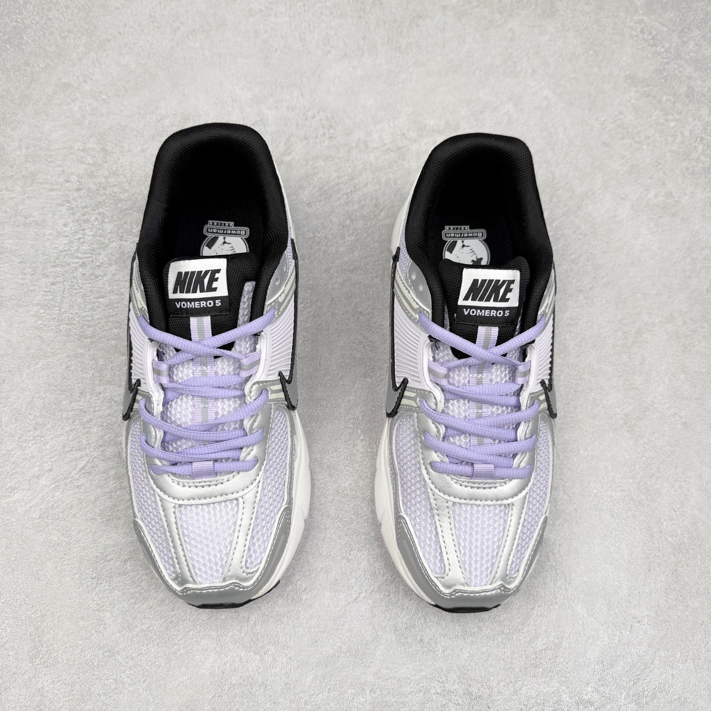 图片[2]-NK Zoom Vomero 5 经典复古潮流运动鞋 融蕴繁复设计风范和丰富层次感 缔造运动鞋佳选 助你轻松型出范 开辟独属于自己的路 鞋款采用多层设计 融入织物与合成材质 塑就本季出众鞋款 合成材质与织物组合鞋面 经久耐穿 后跟网眼拼接和透气孔设计 轻盈透气Zoom Air缓震配置提供出色回弹缓震性能 实现快速离地的出众脚感 巧糅科技感和低调设计 为鞋款注入反光细节 令你迈步间尽显闪耀魅力 结合中性色调 让你驾驭不同穿搭 打造非凡造型 尺码：36 36.5 37.5 38 38.5 39 40 40.5 41 42 42.5 43 44 44.5 45-选品中心